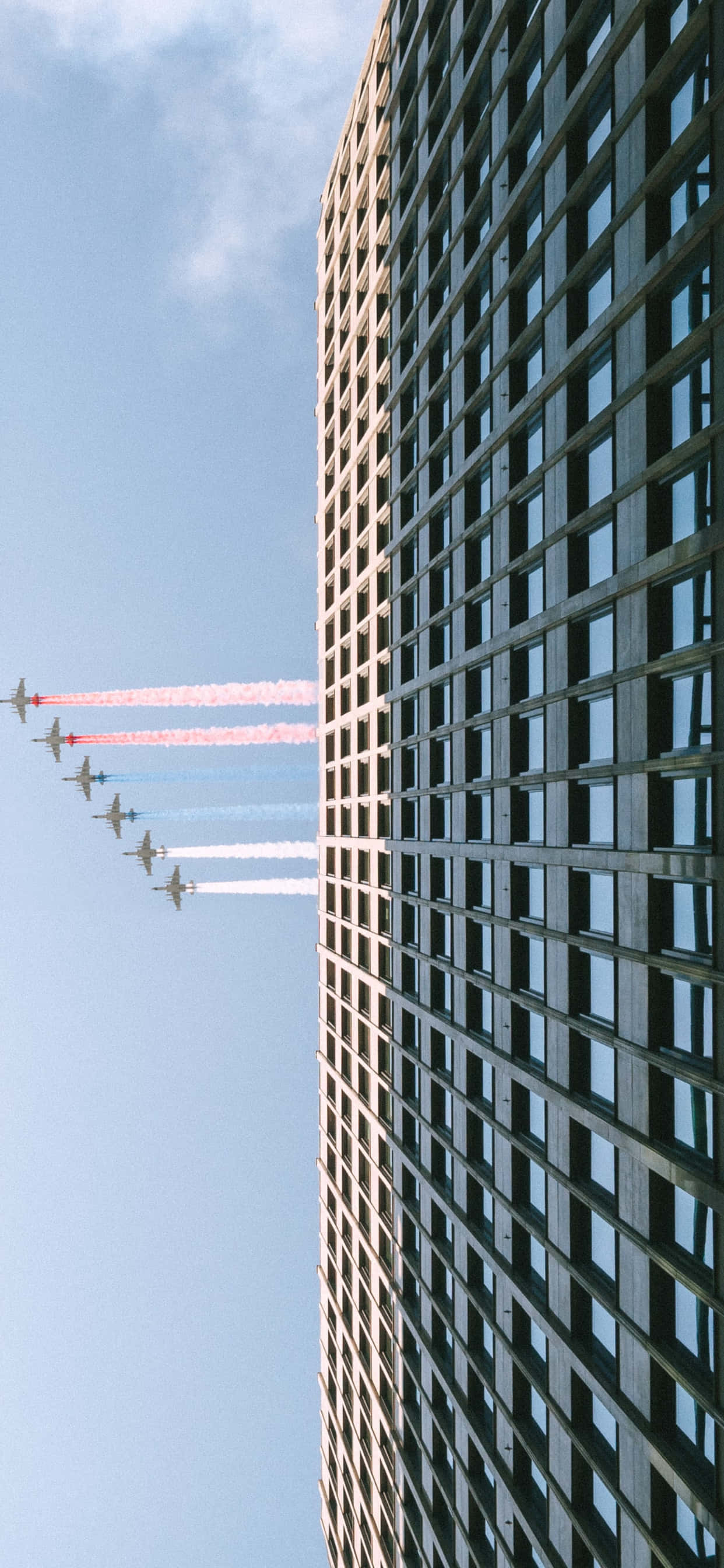 小型商用飞机上空闪耀的日落天空 壁纸