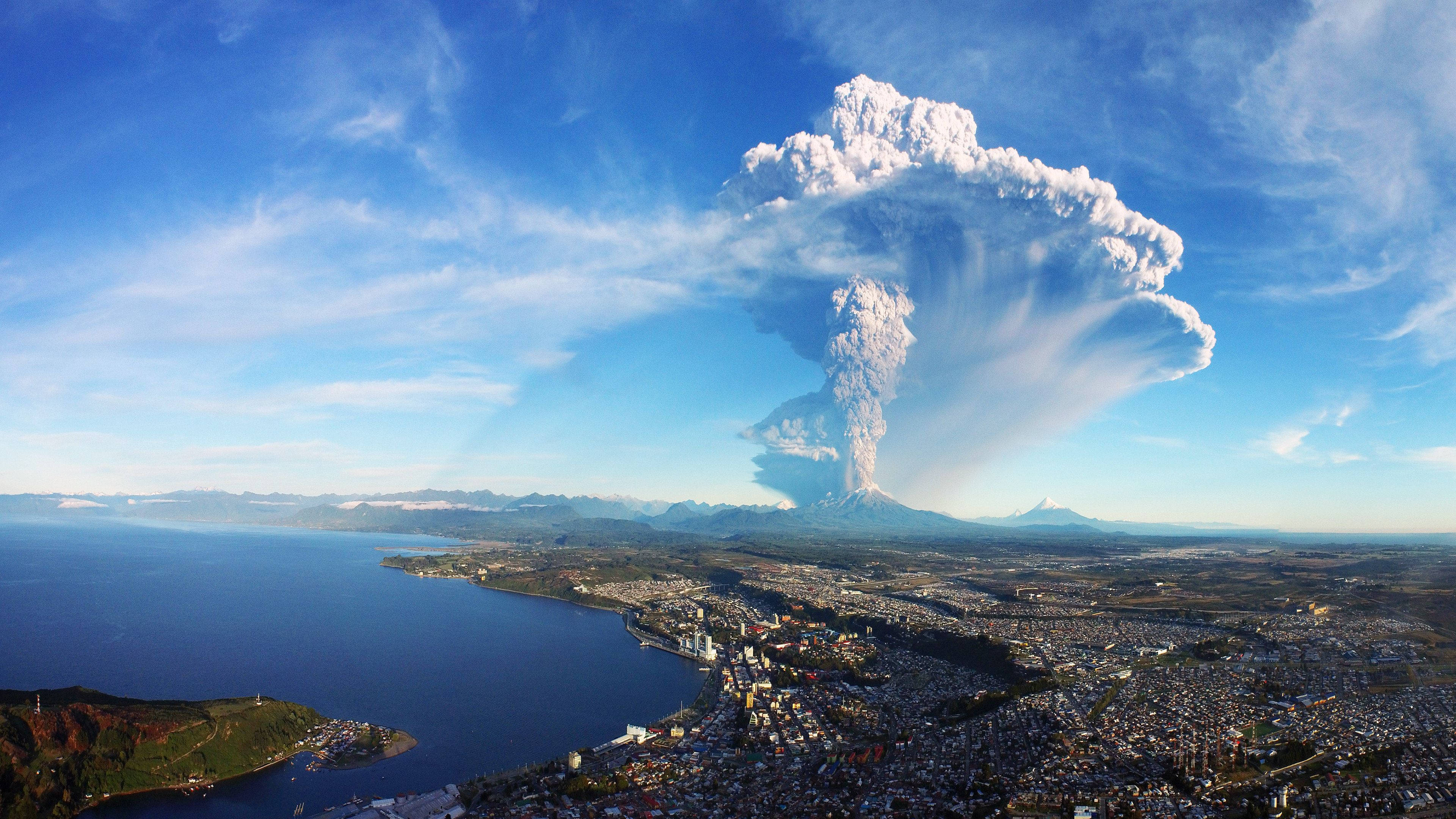 山脉中雄伟的火山喷发 壁纸