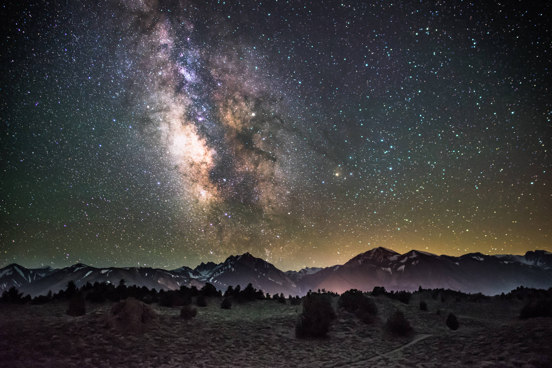 山峦之上的星空之夜壁纸