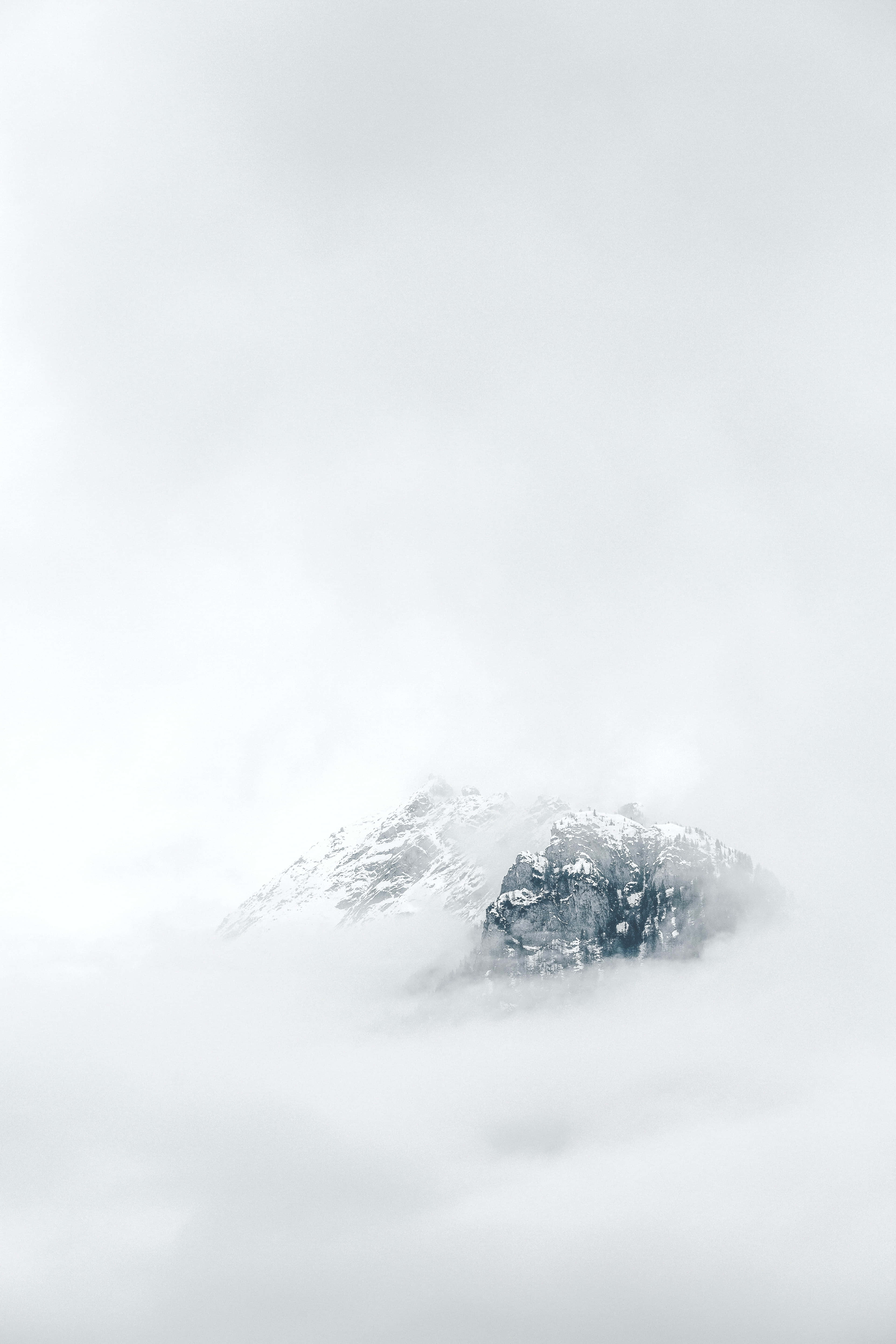 山顶积雪、云雾缭绕的山峰 壁纸