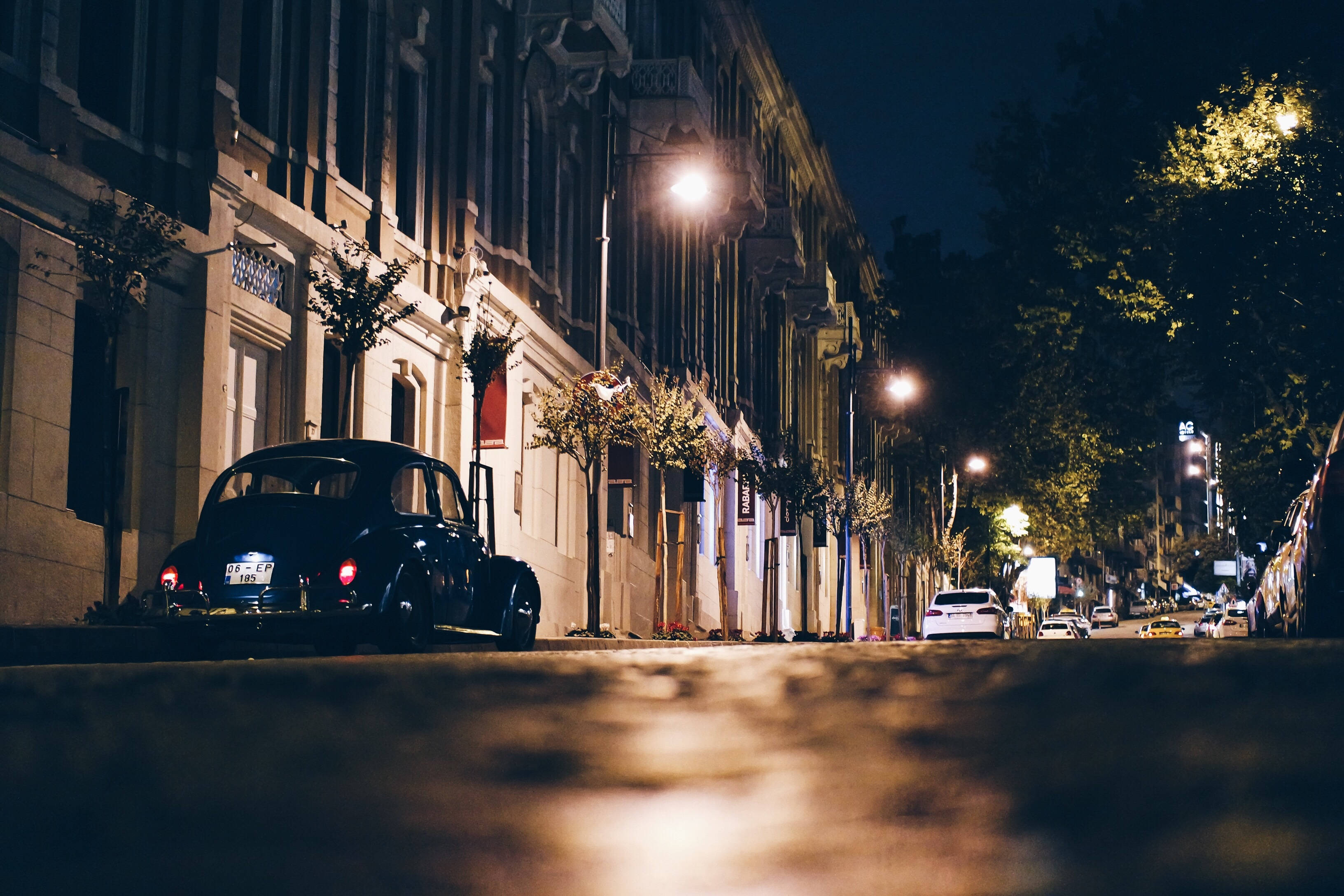 市中心繁忙的夜晚街道 壁纸
