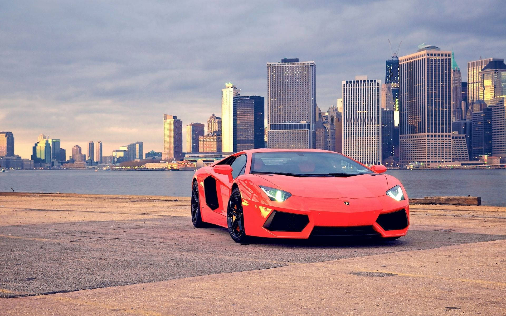 红色兰博基尼Aventador在布鲁克林大桥公园的汽车壁纸。