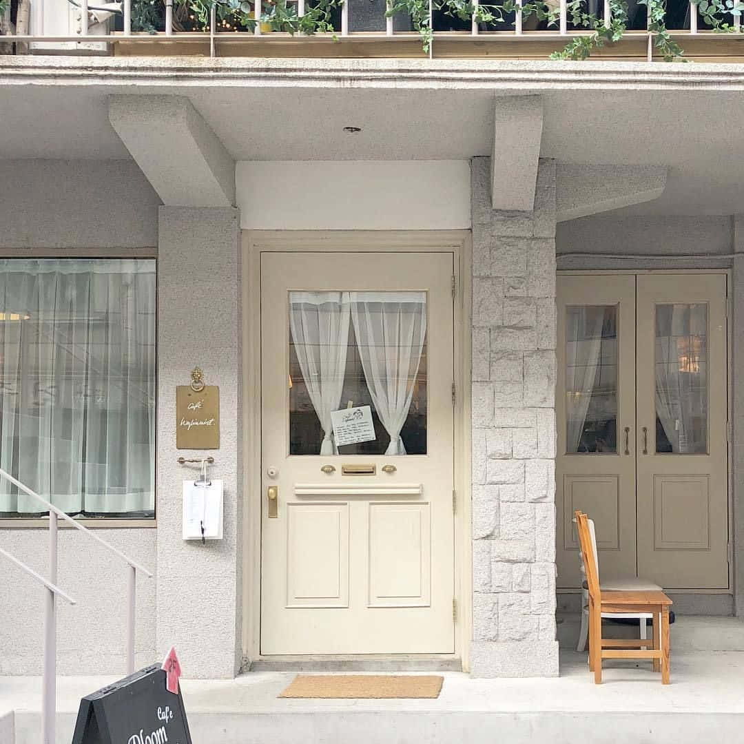 带门和长凳的小建筑 壁纸