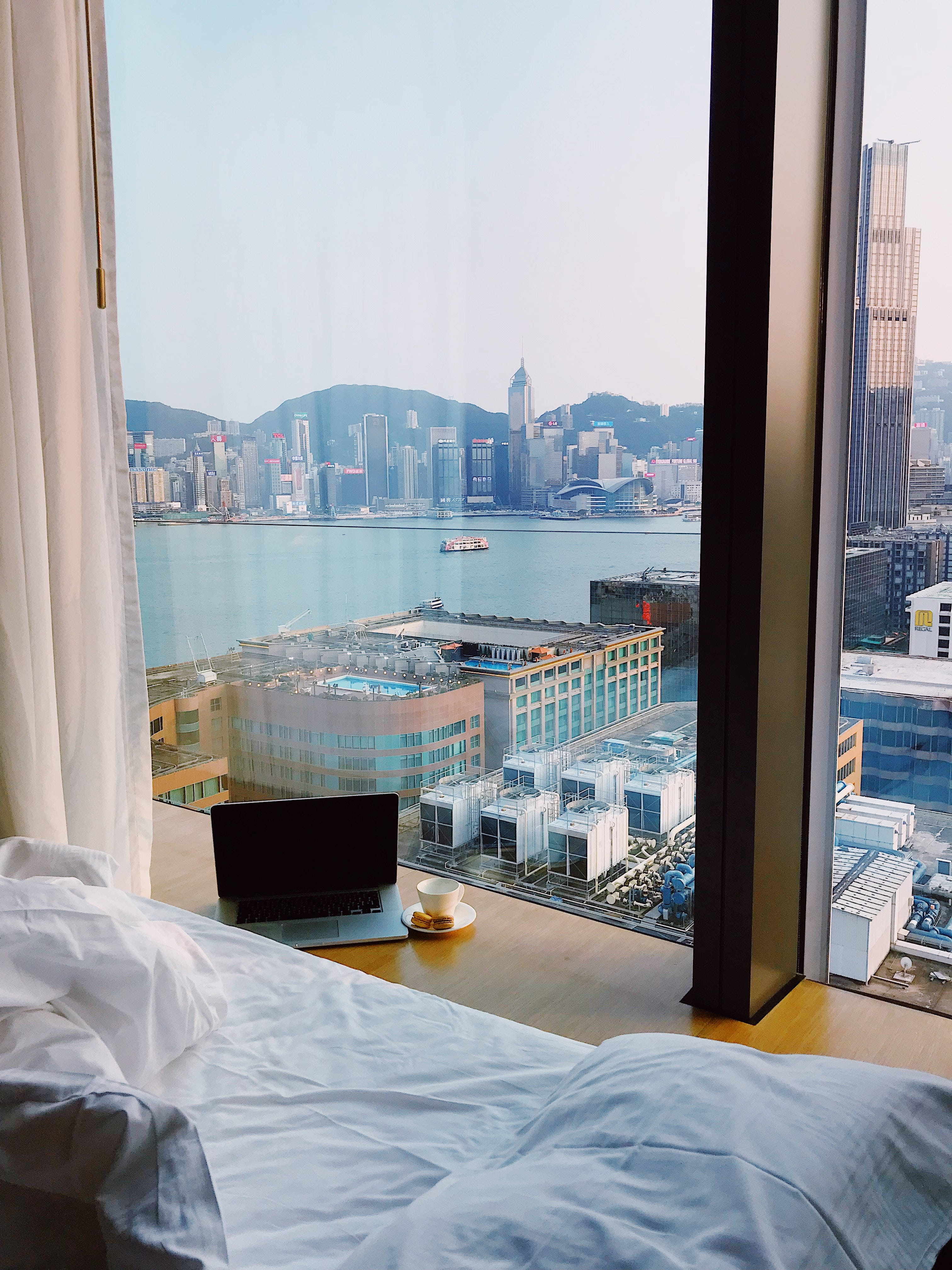 带风景的酒店卧室 壁纸