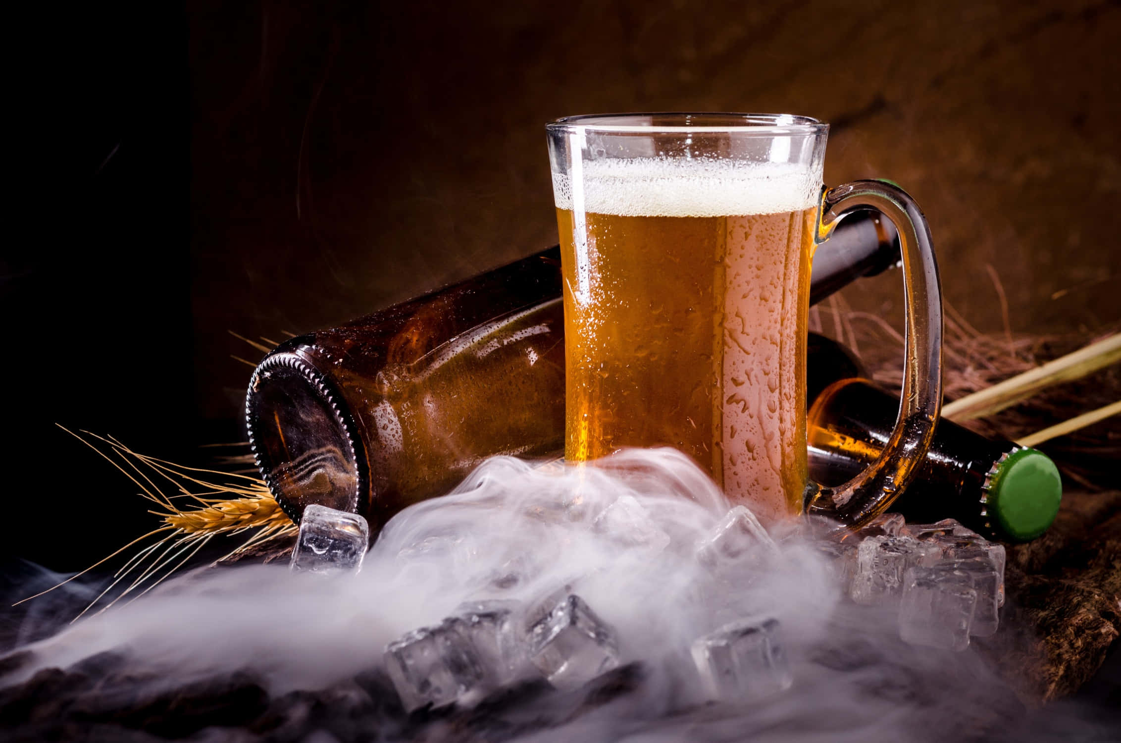 “干杯！没有什么比炎炎夏日里一杯冰啤酒更棒的了！” 壁纸