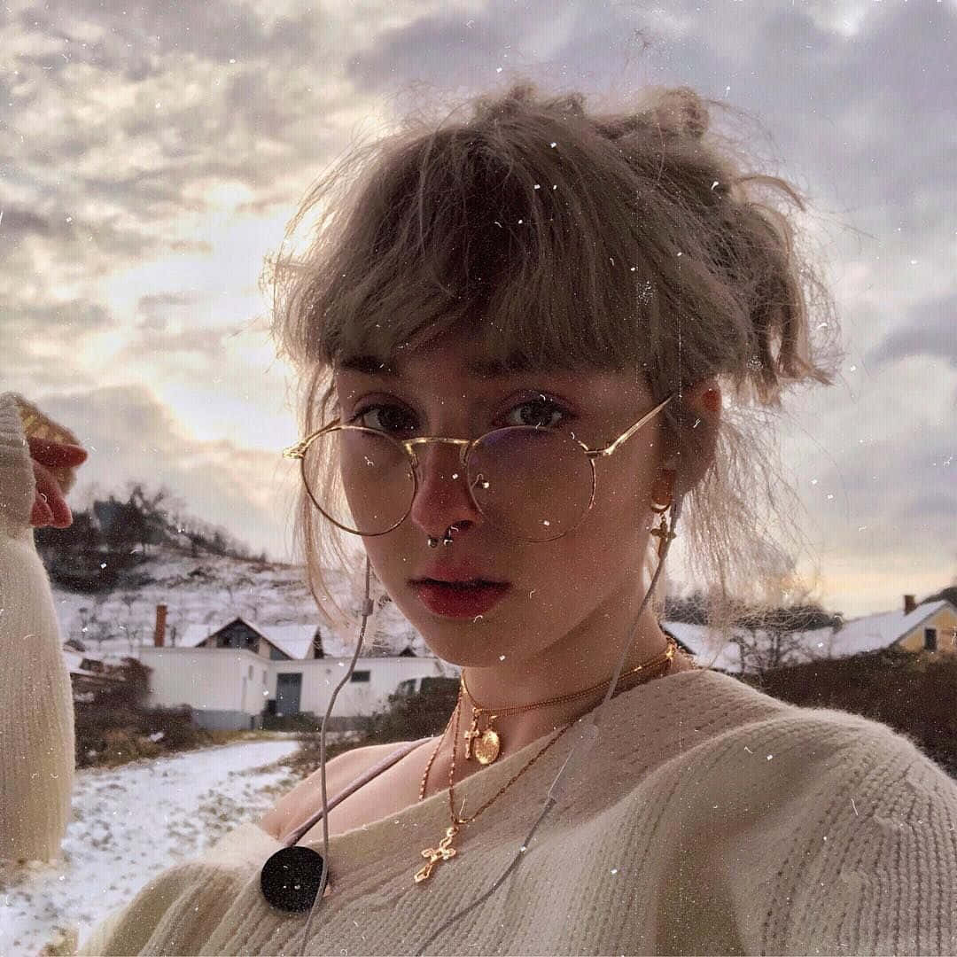 年轻女子享受夏日时光 壁纸
