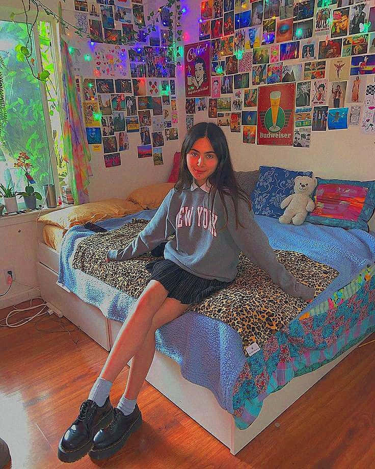 年轻女性被多彩独特的独立美学环绕 壁纸