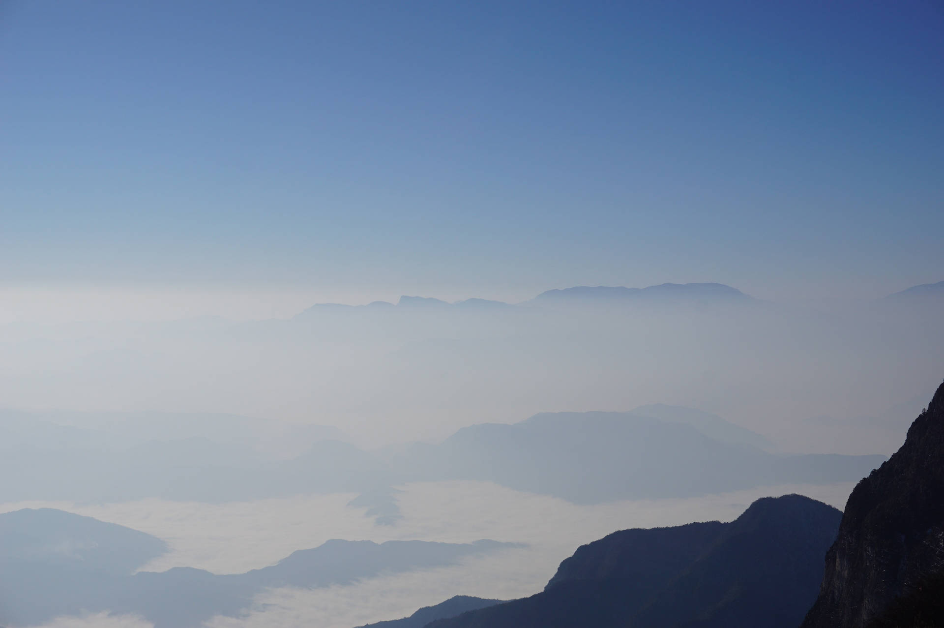 山间天空，薄雾与雾气遮蔽下方大地