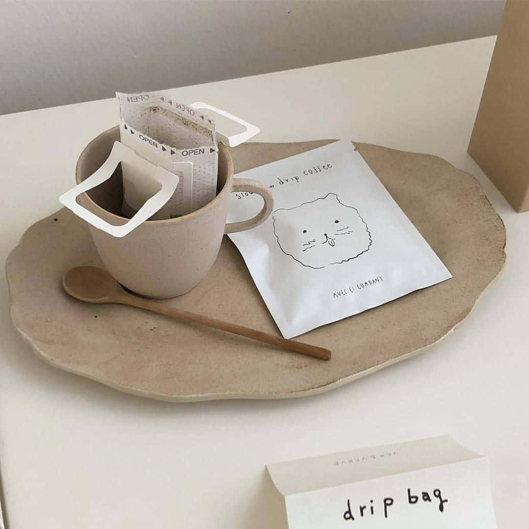 托盘上的杯子、勺子和袋子 壁纸