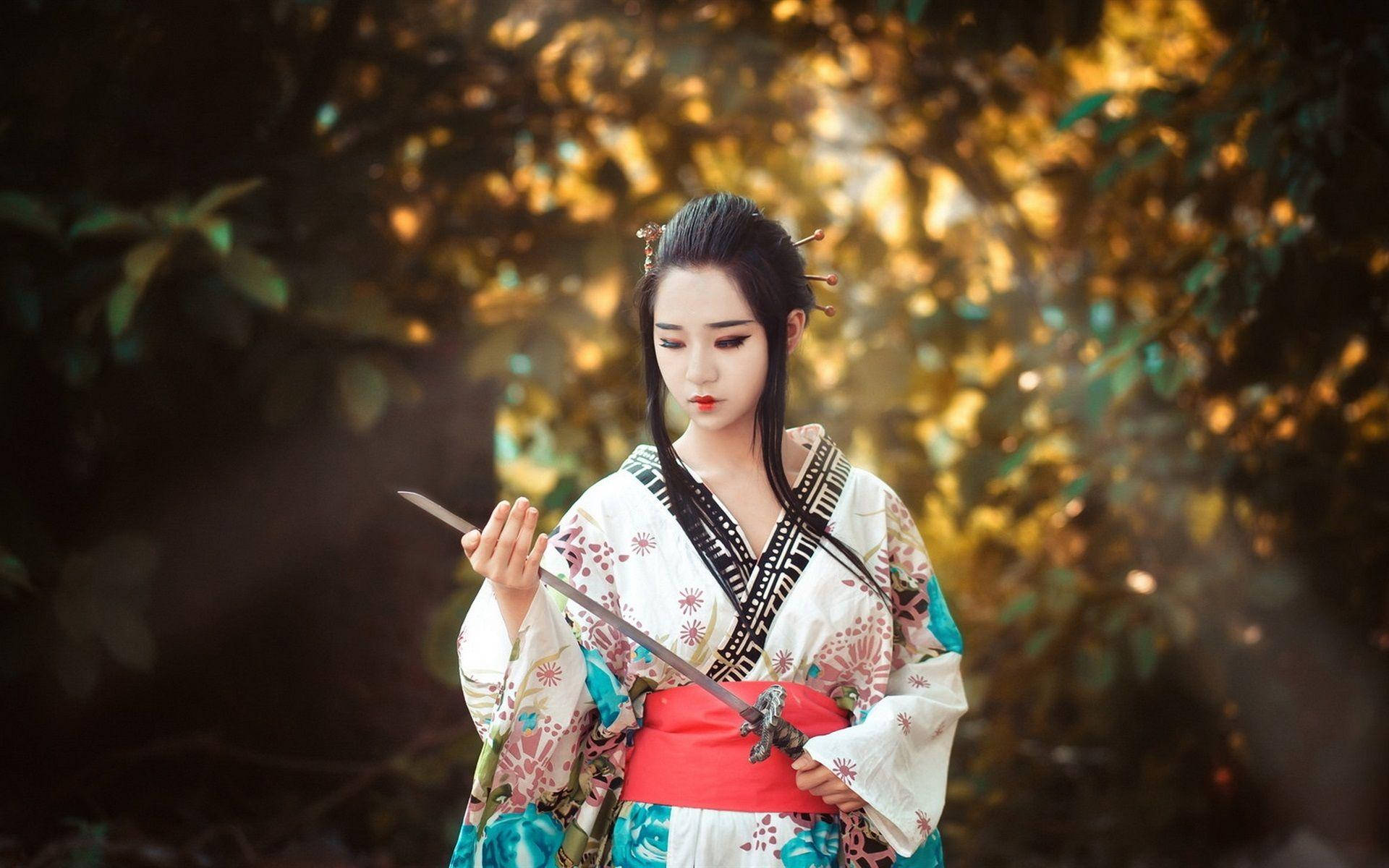 持剑的日本女孩 壁纸
