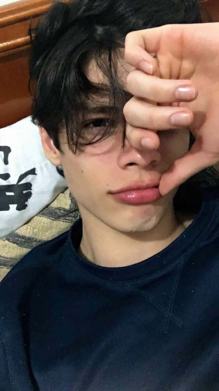 文艺少年，摆出完美姿势拍照 壁纸