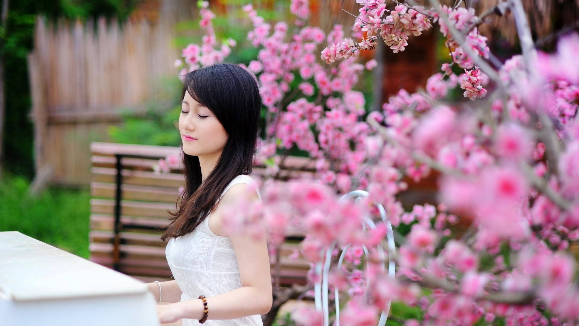 日本女孩在粉色花园弹钢琴 壁纸