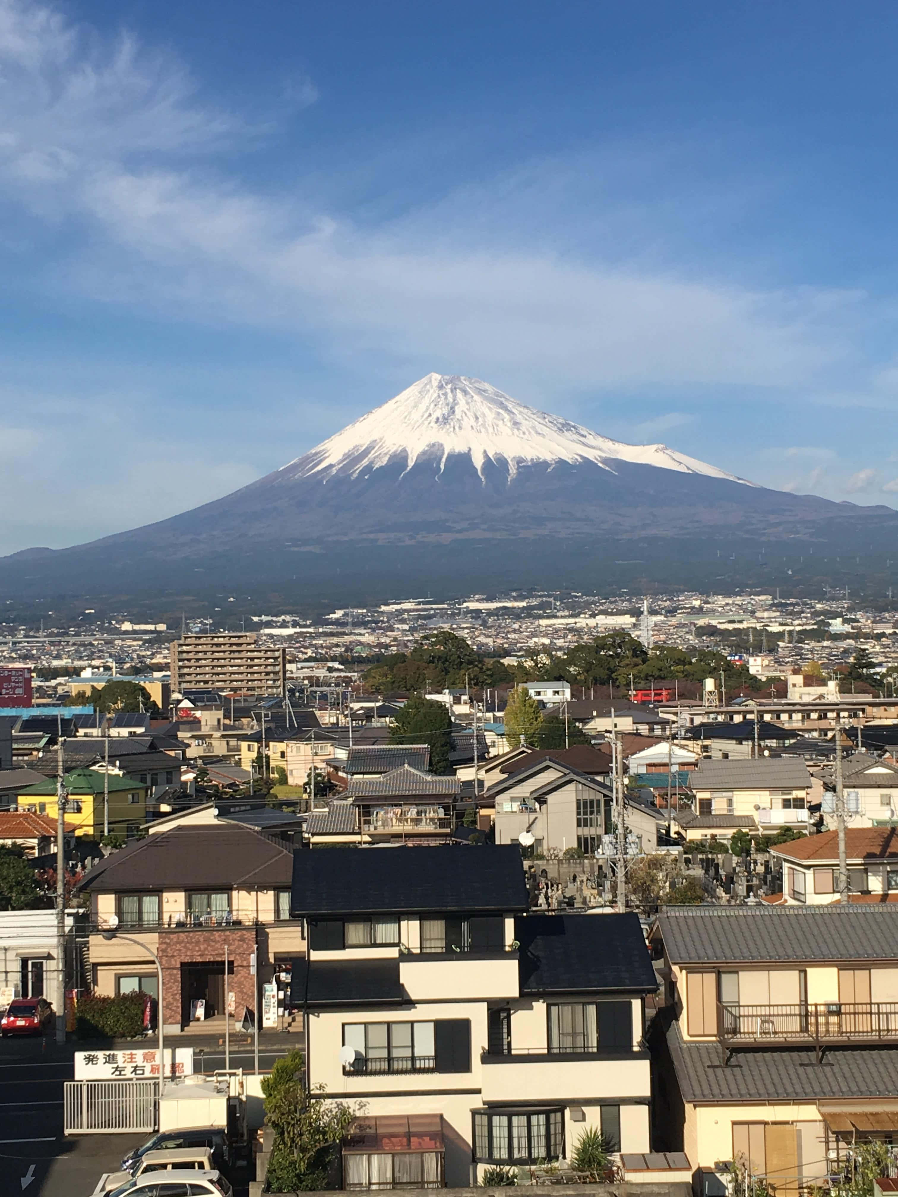 日本雪顶富士山的惊人美景 壁纸