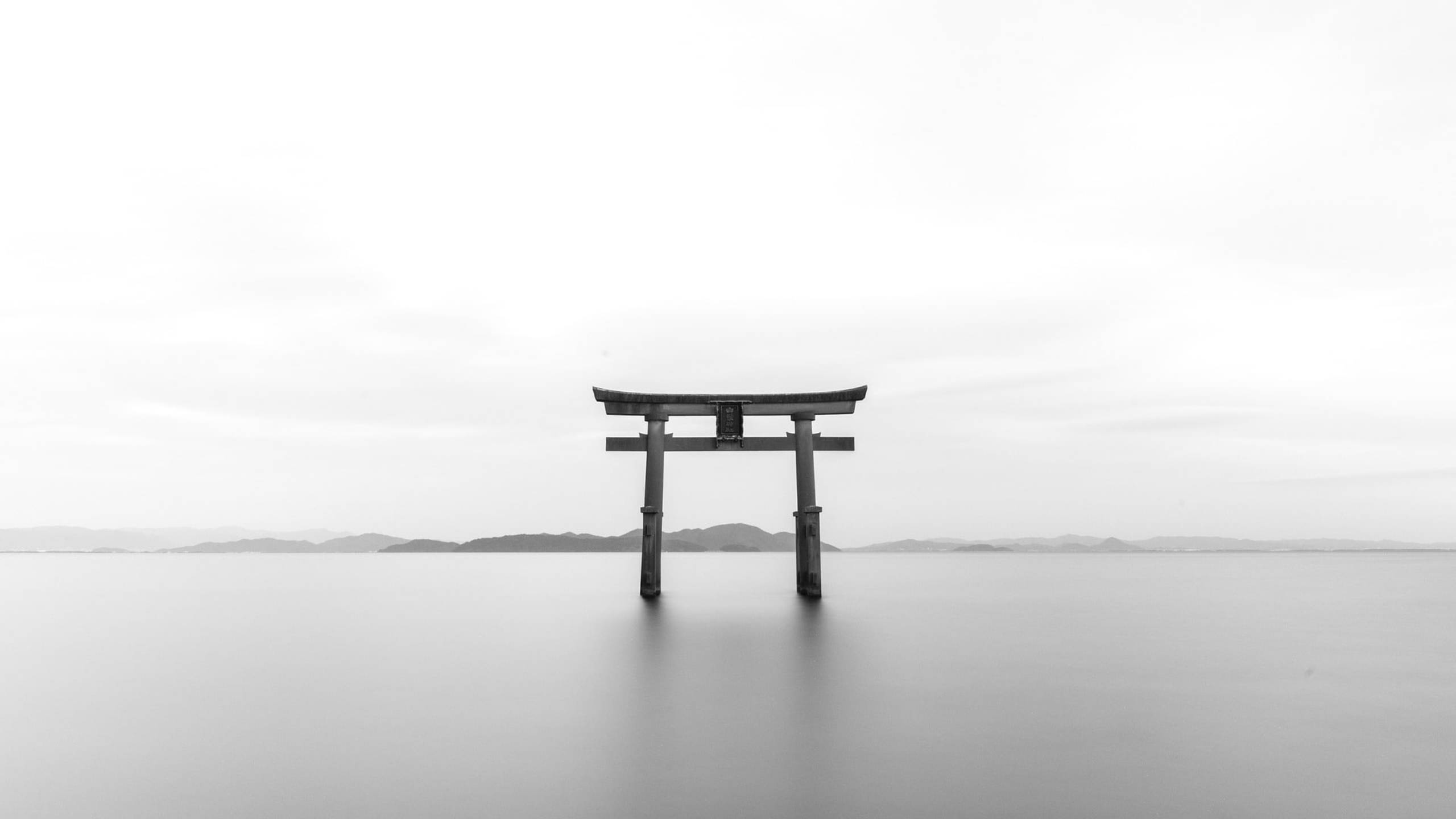 日本黑白摄影中的庄严鸟居 壁纸