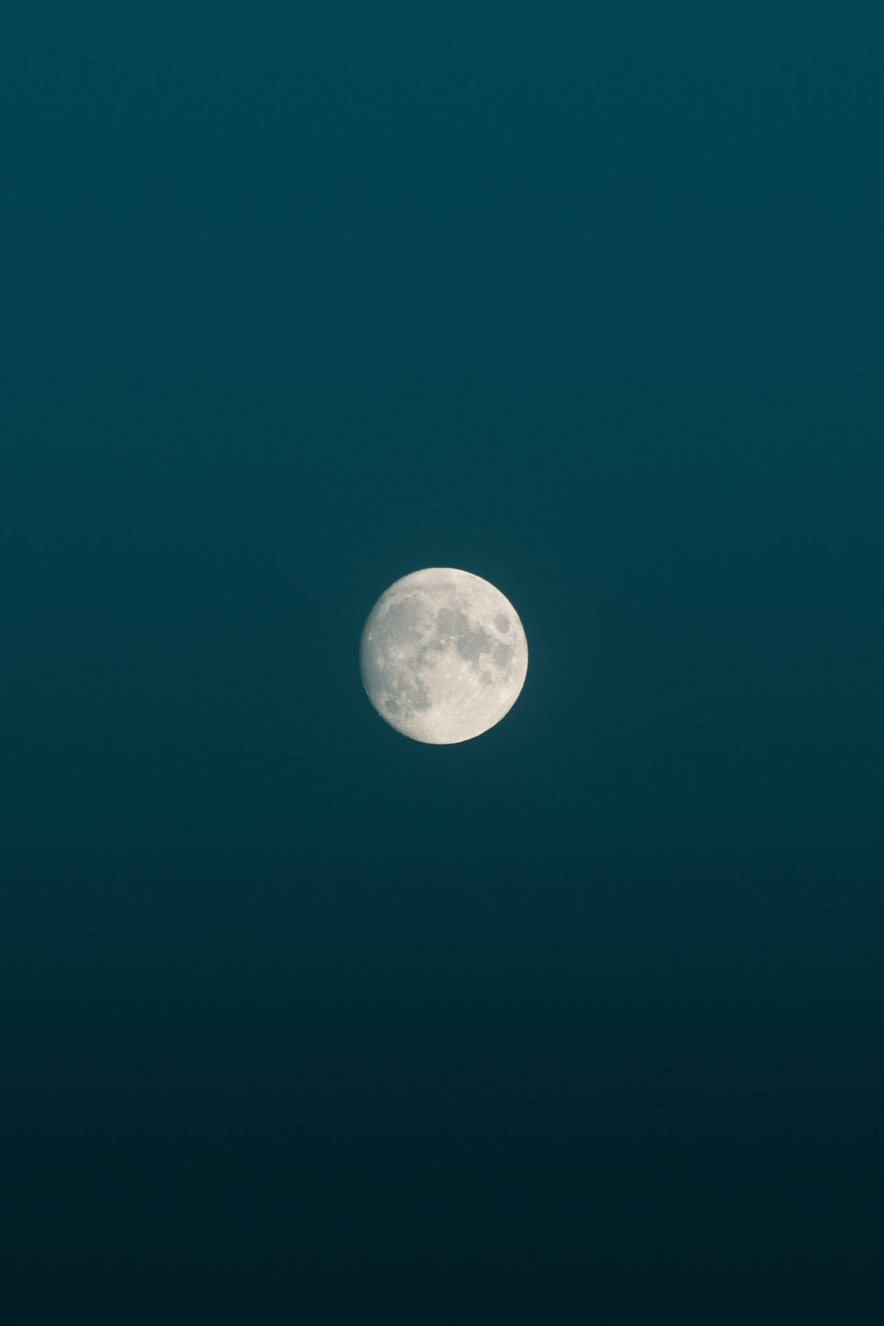 午夜蓝色极简美学天空中满月的明亮光辉，月亮及其可见表面。