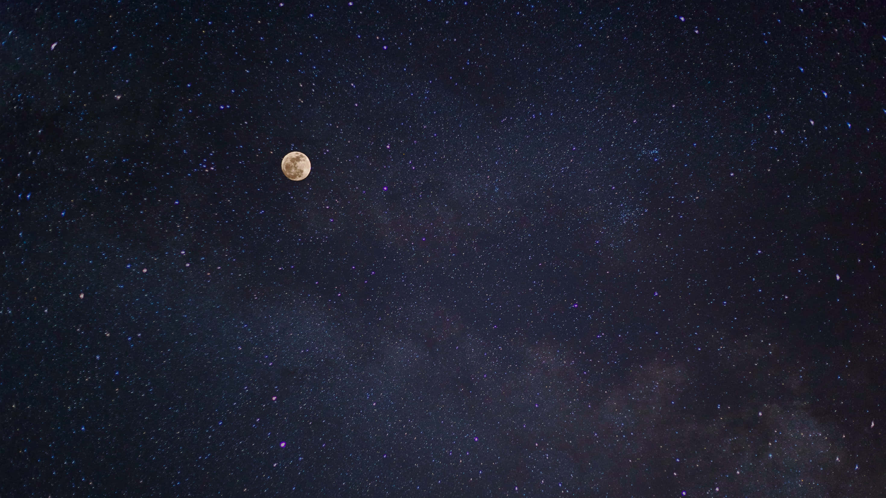 星夜中的金色月亮 壁纸