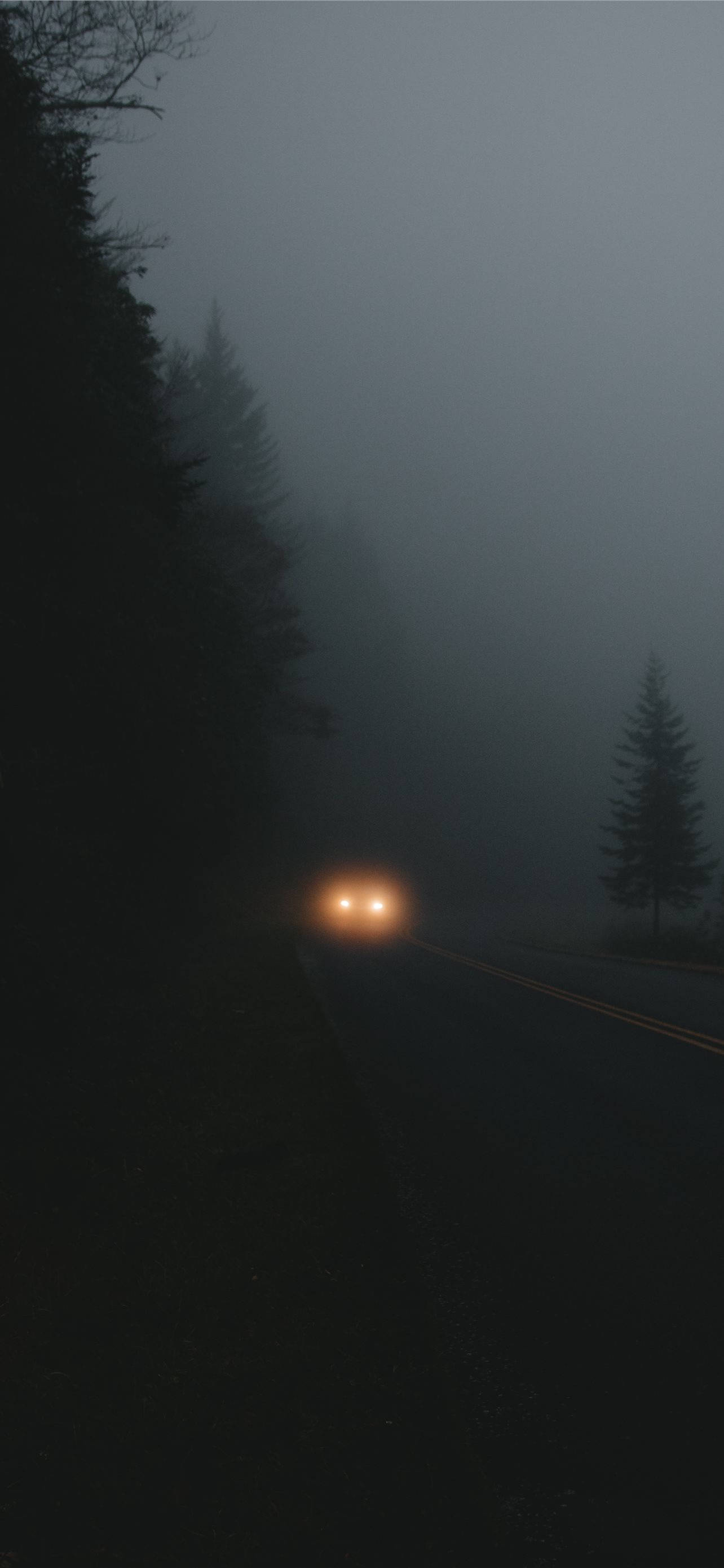 暗夜中灯火通明的高速公路 - iPhone壁纸 壁纸