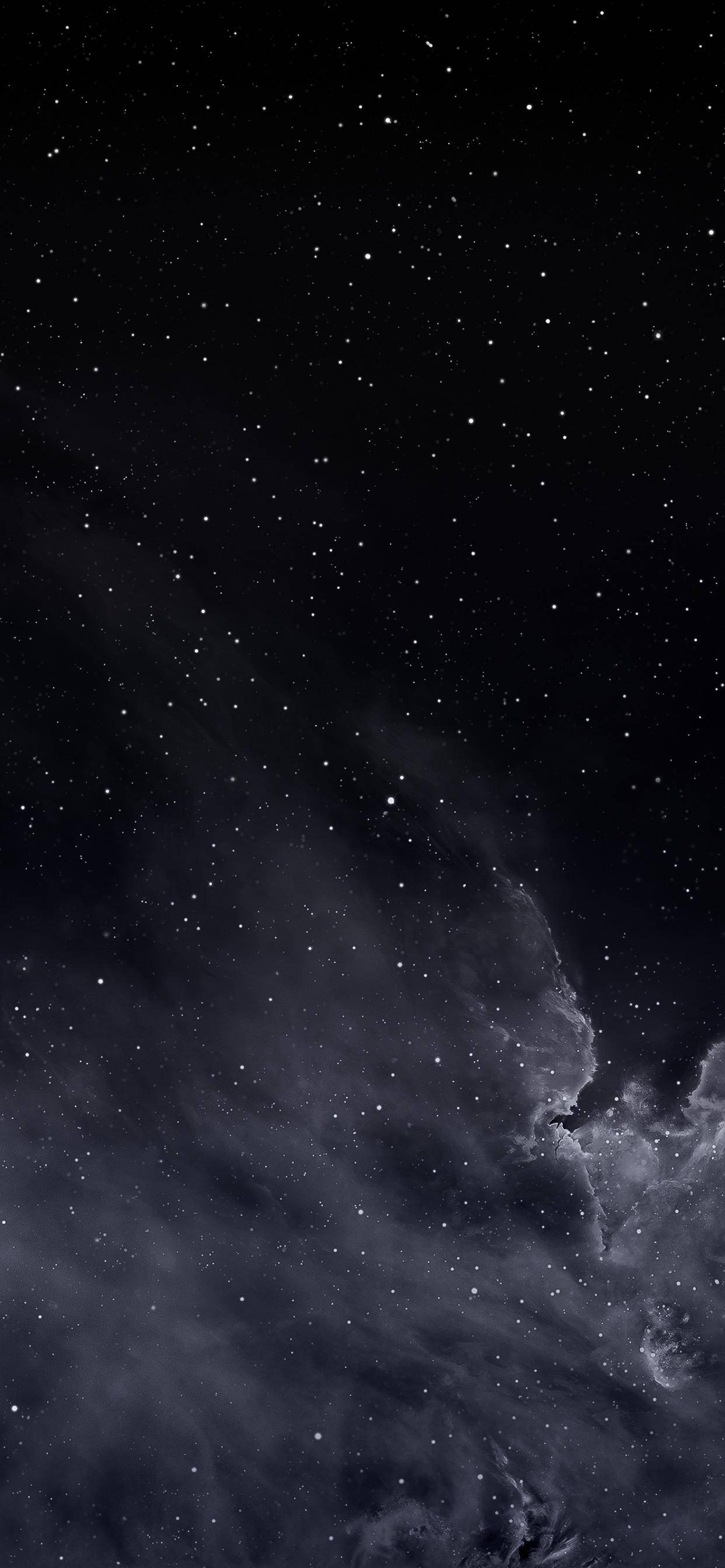 暗色模式下的多云夜空繁星 壁纸