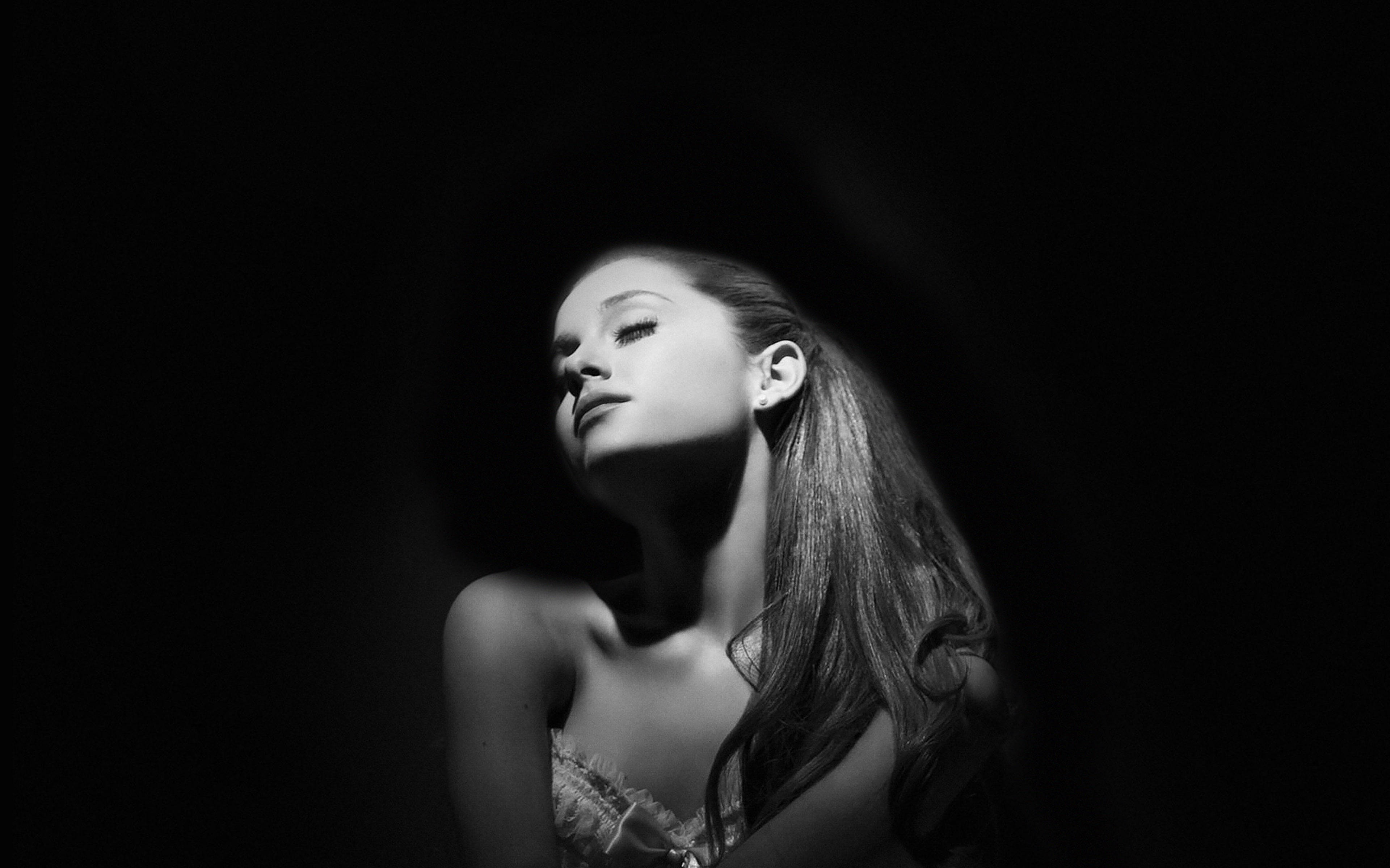 暗色笔记本Ariana Grande壁纸 壁纸