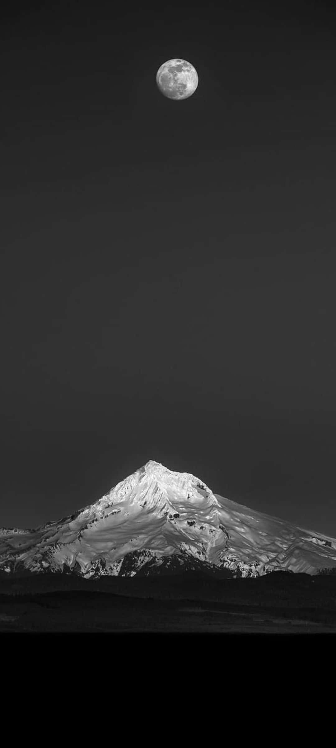 月光下的山峰 壁纸