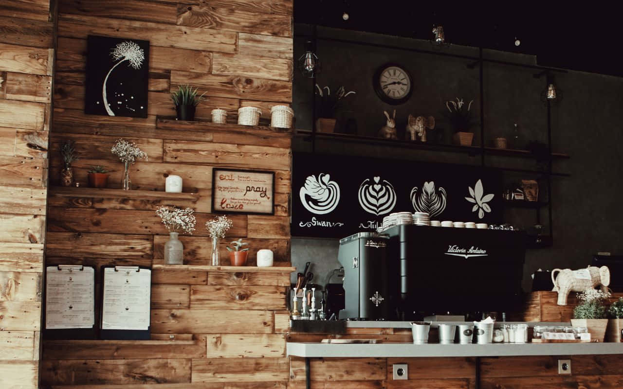木质墙壁和木质柜台的咖啡店 壁纸