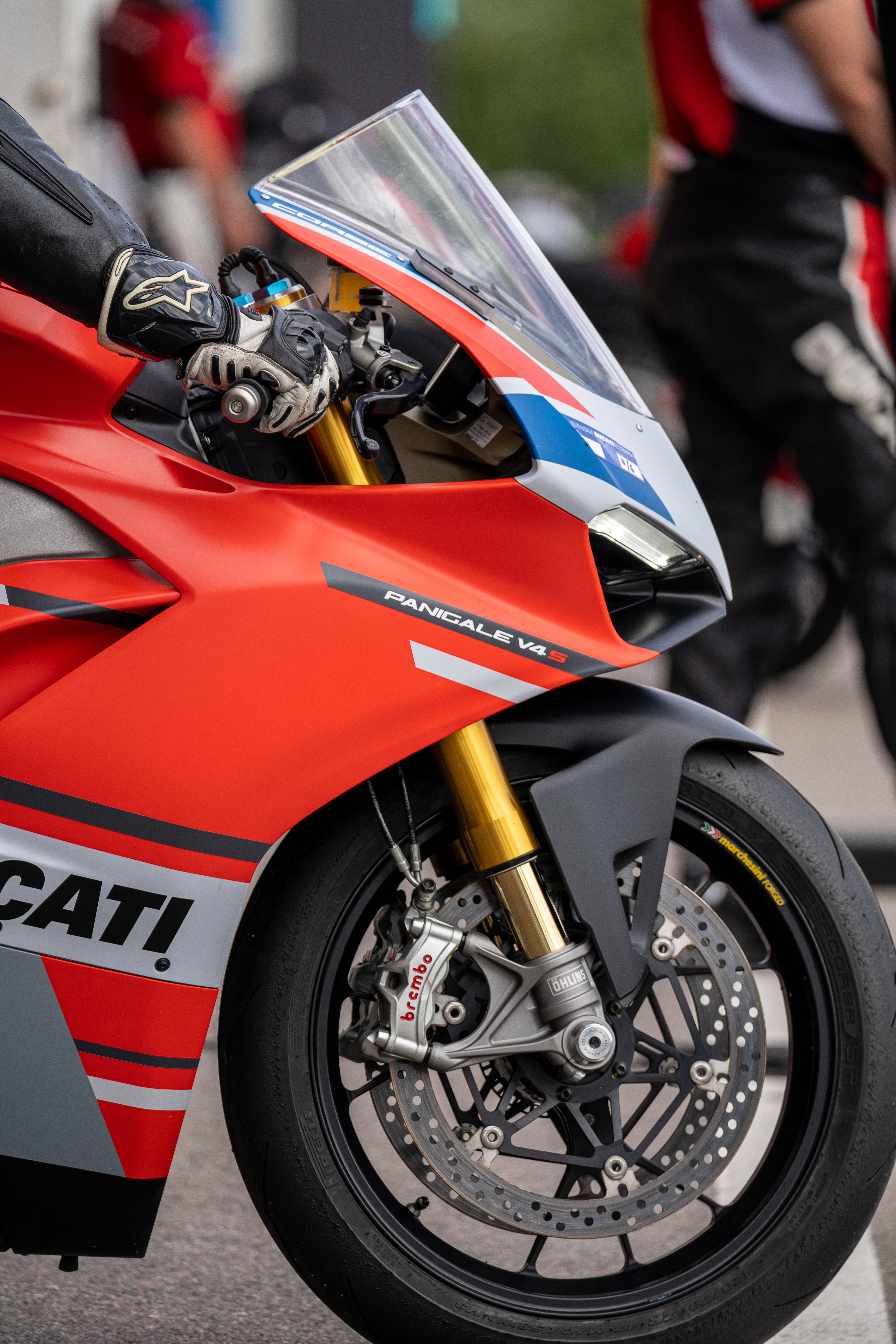 杜卡迪 Panigale V4S 红色摩托车 壁纸