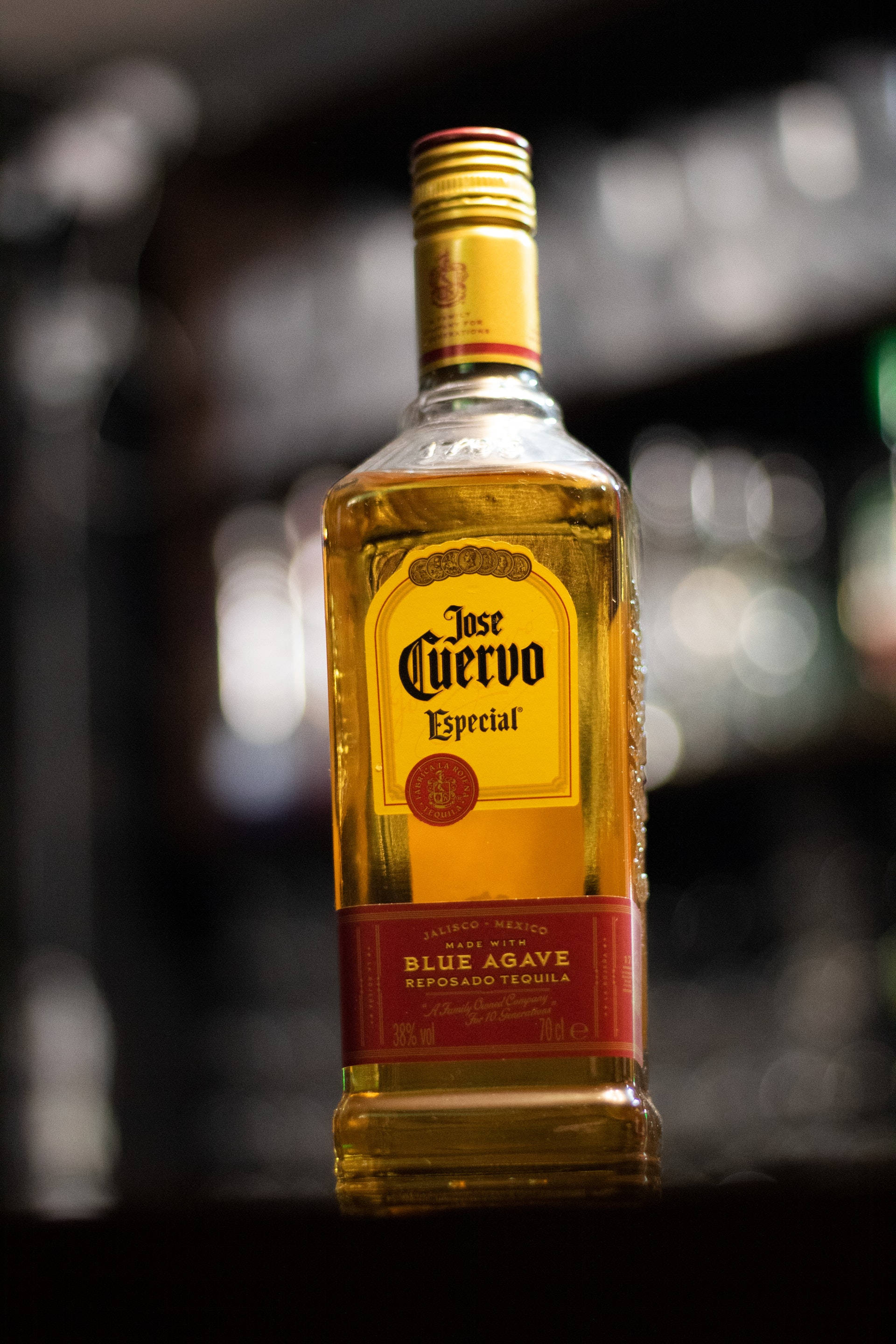 标题：优雅的Jose Cuervo Agave Tequila瓶 壁纸