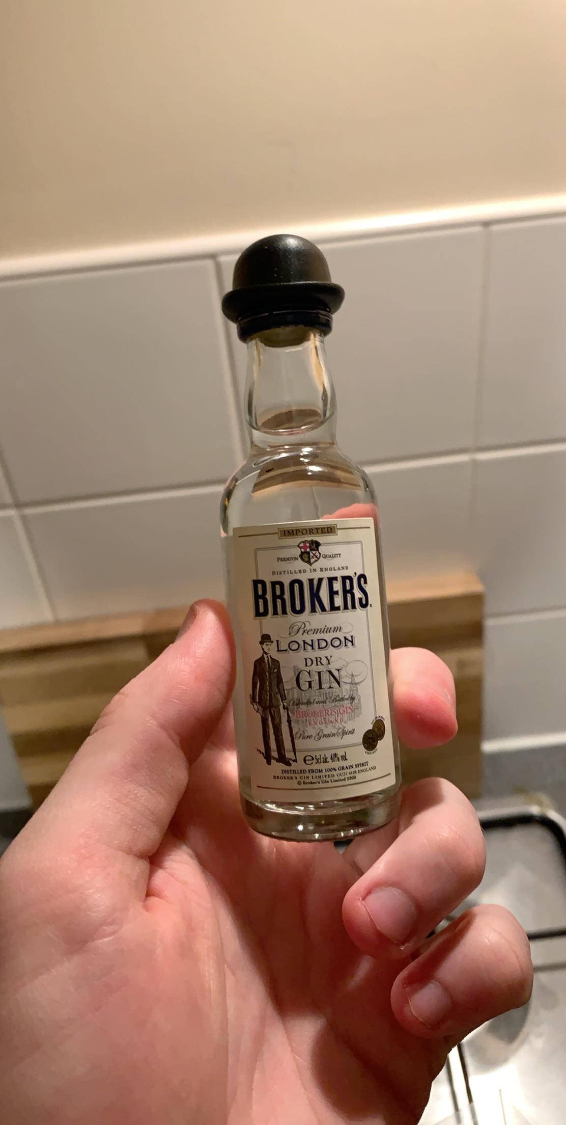 标题：迷你Brokers金酒瓶 壁纸