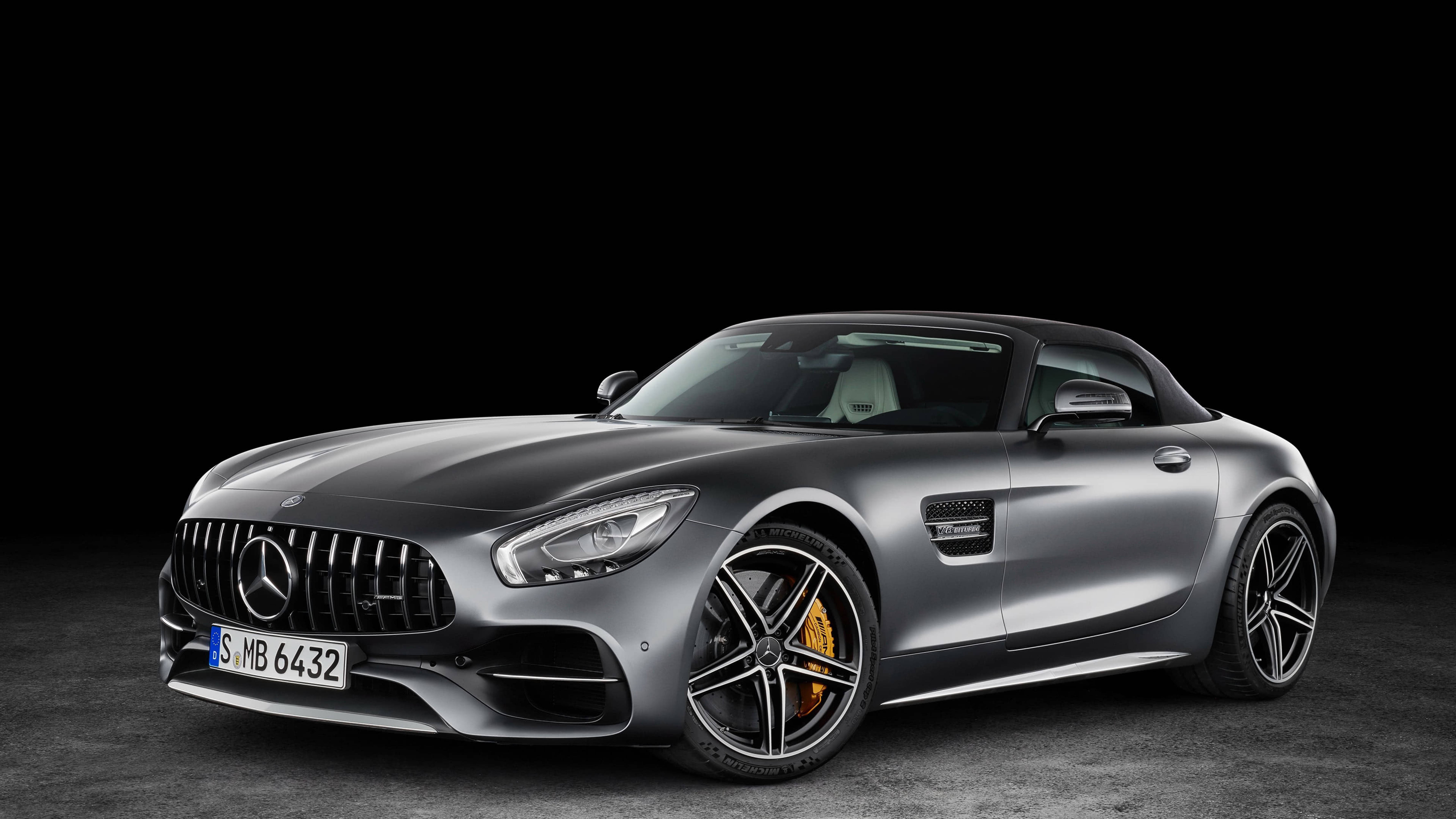 梅赛德斯-AMG 银色美学汽车 4K 壁纸