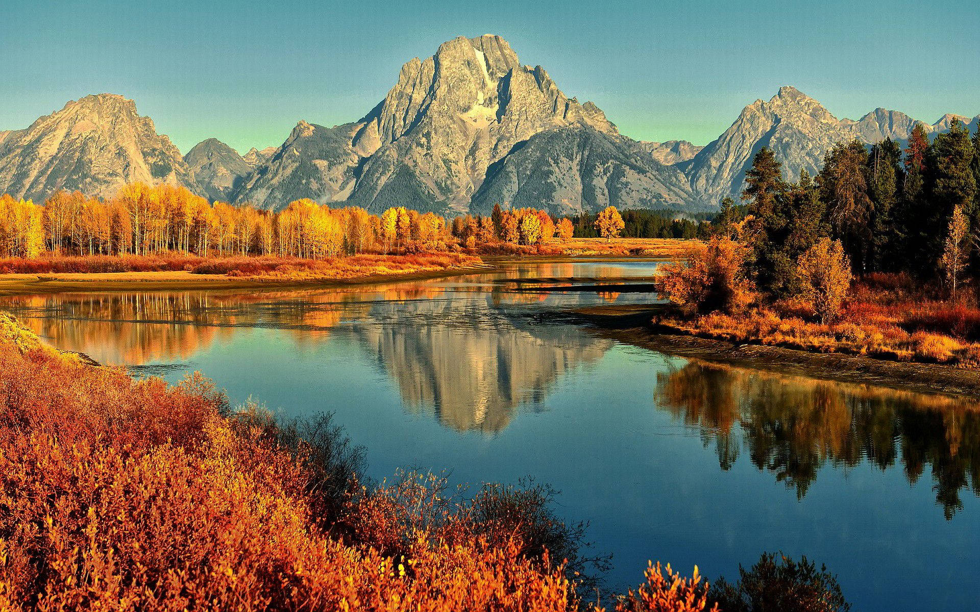 欣赏湖畔群山环绕的秋日美景 壁纸