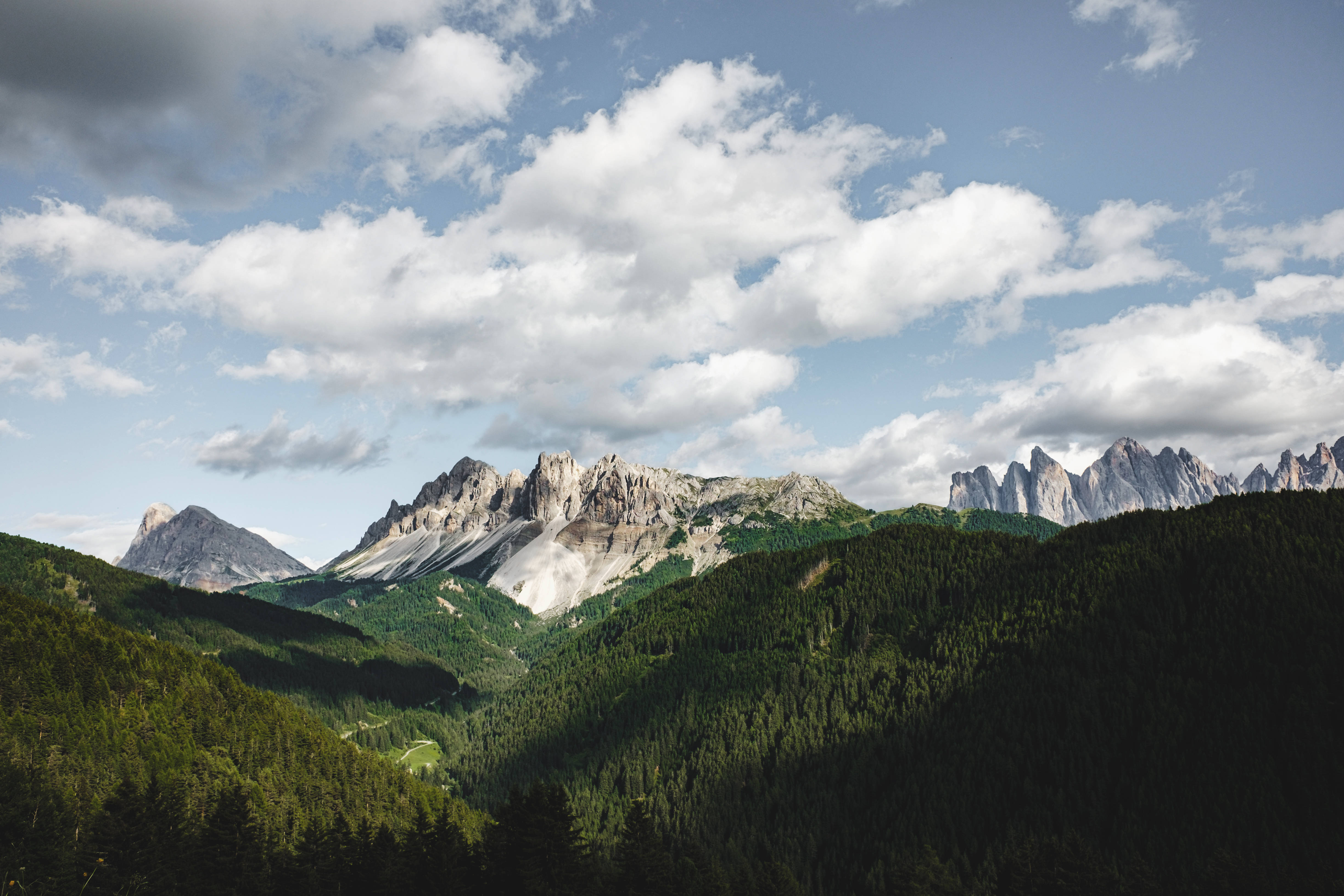 欣赏迷人的夏日阿尔卑斯山景 壁纸