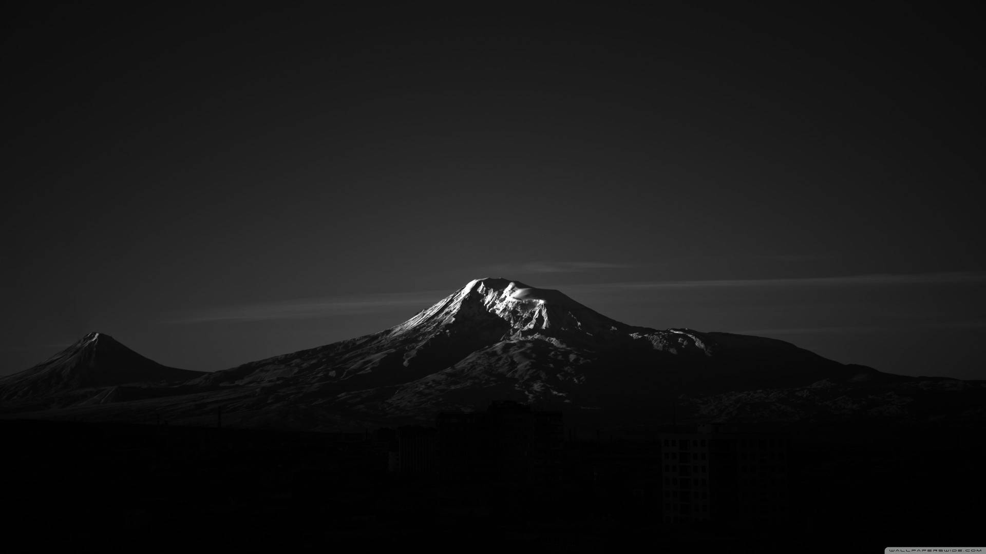 暗色小型岩石山 4K 壁纸
