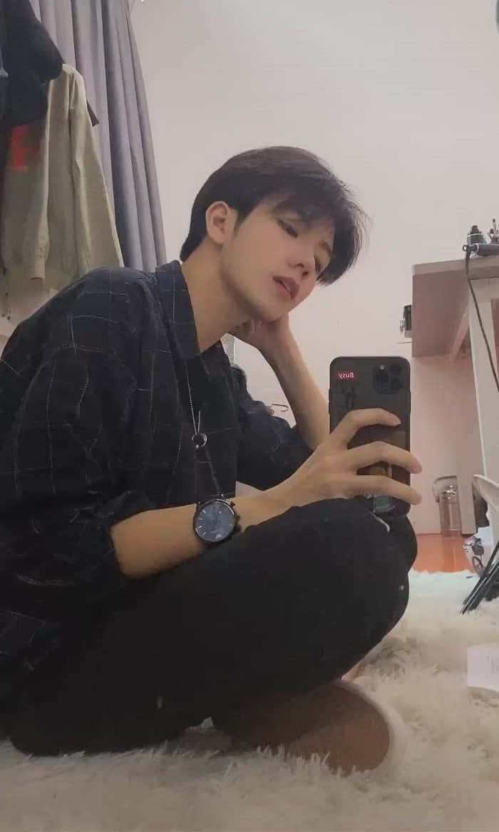 沉思人生的美学少年 壁纸