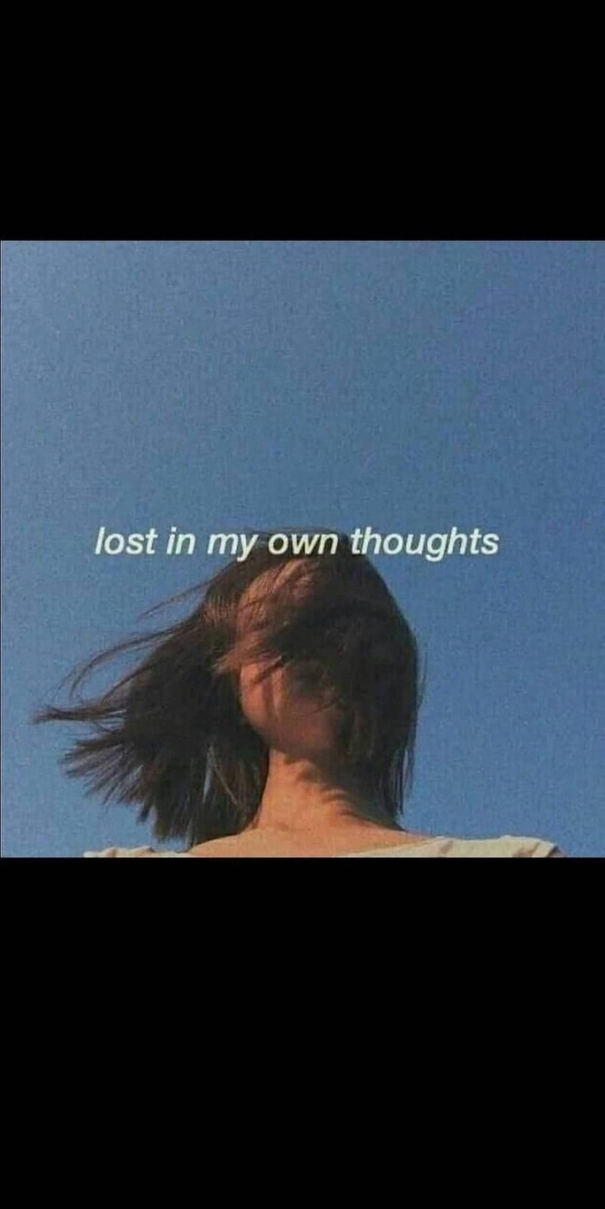 沉浸于思绪的文艺少女 壁纸