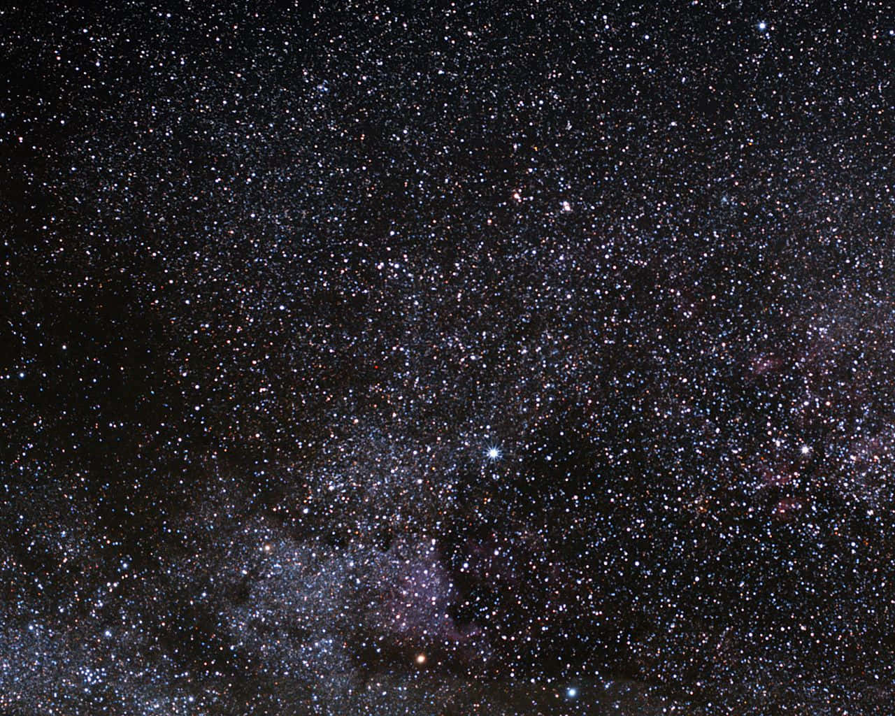 沉浸在繁星点缀的夜空美景中 壁纸