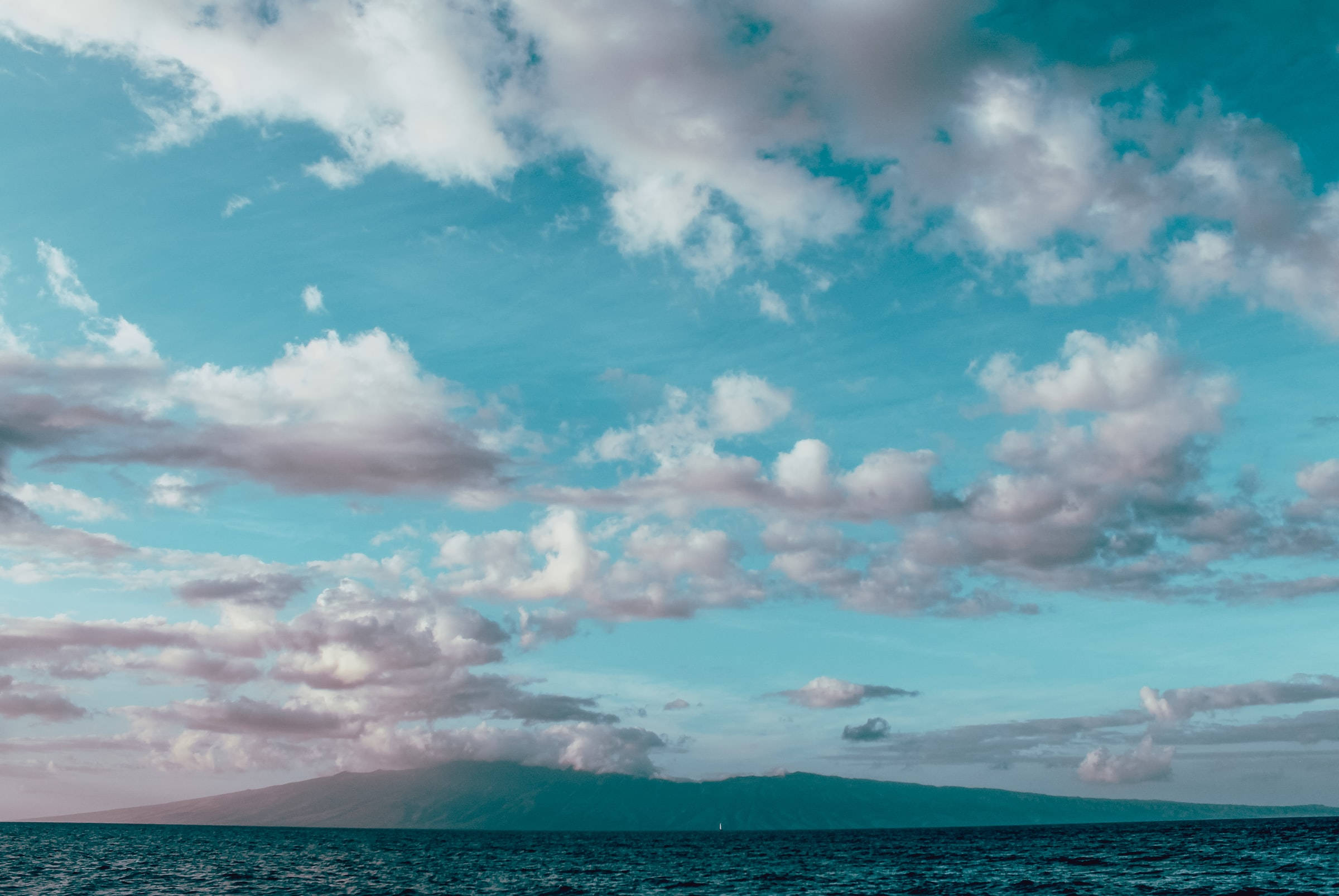 浅蓝海洋与多云天空 壁纸