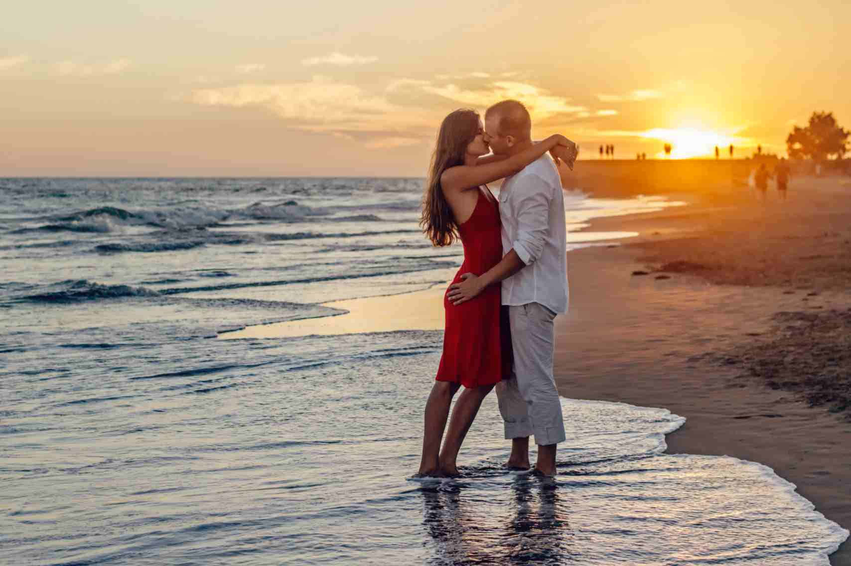 浪漫情侣接吻夕阳美景图 壁纸