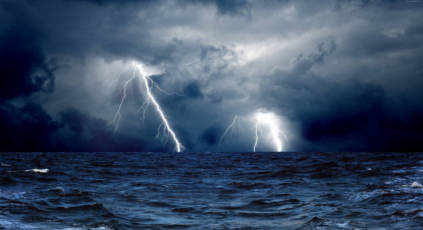 深夜海洋雷暴