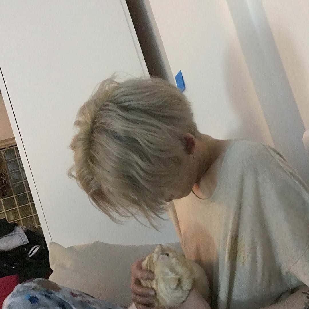深情凝望远方的年轻男子 壁纸