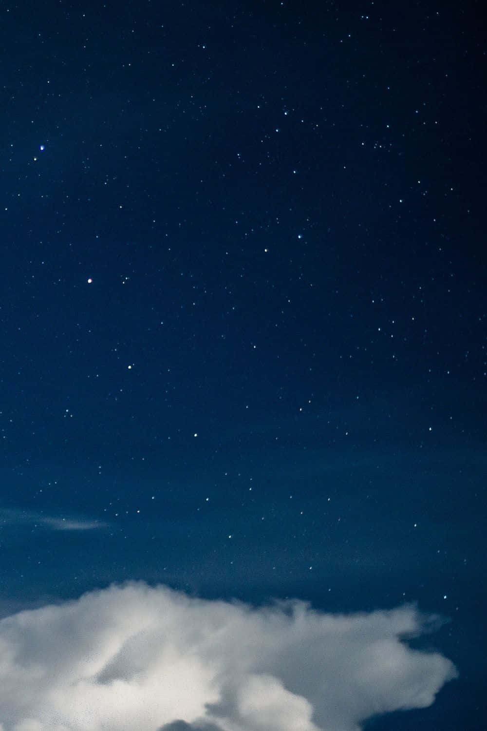 深蓝星空白云 壁纸