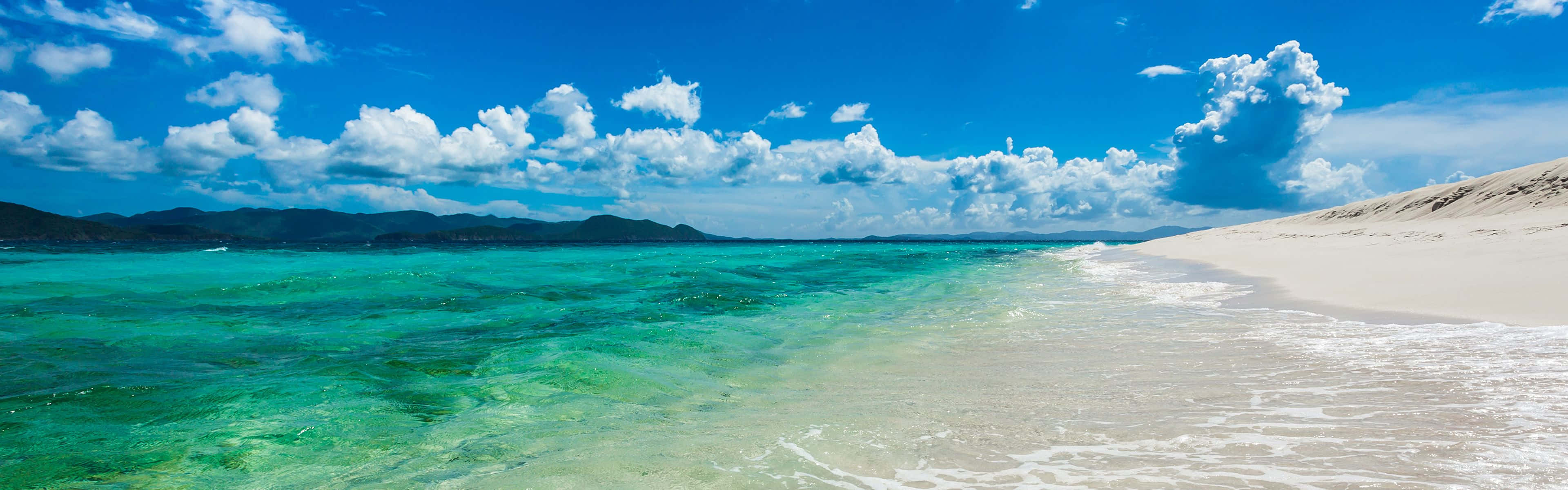 清澈海水与白沙海滩 壁纸