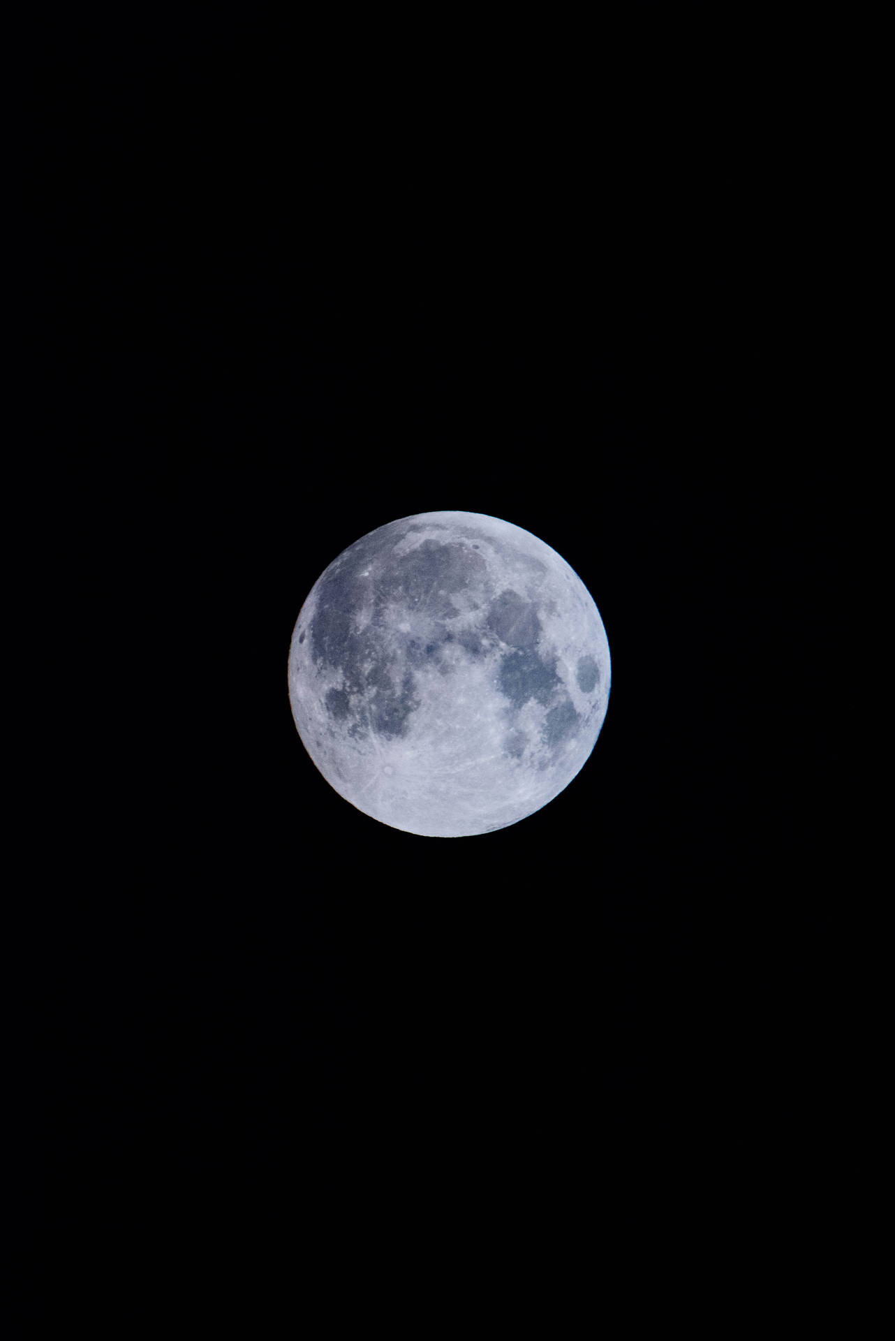 满月在黑暗午夜天空中明亮照耀。卫星太空拍摄。