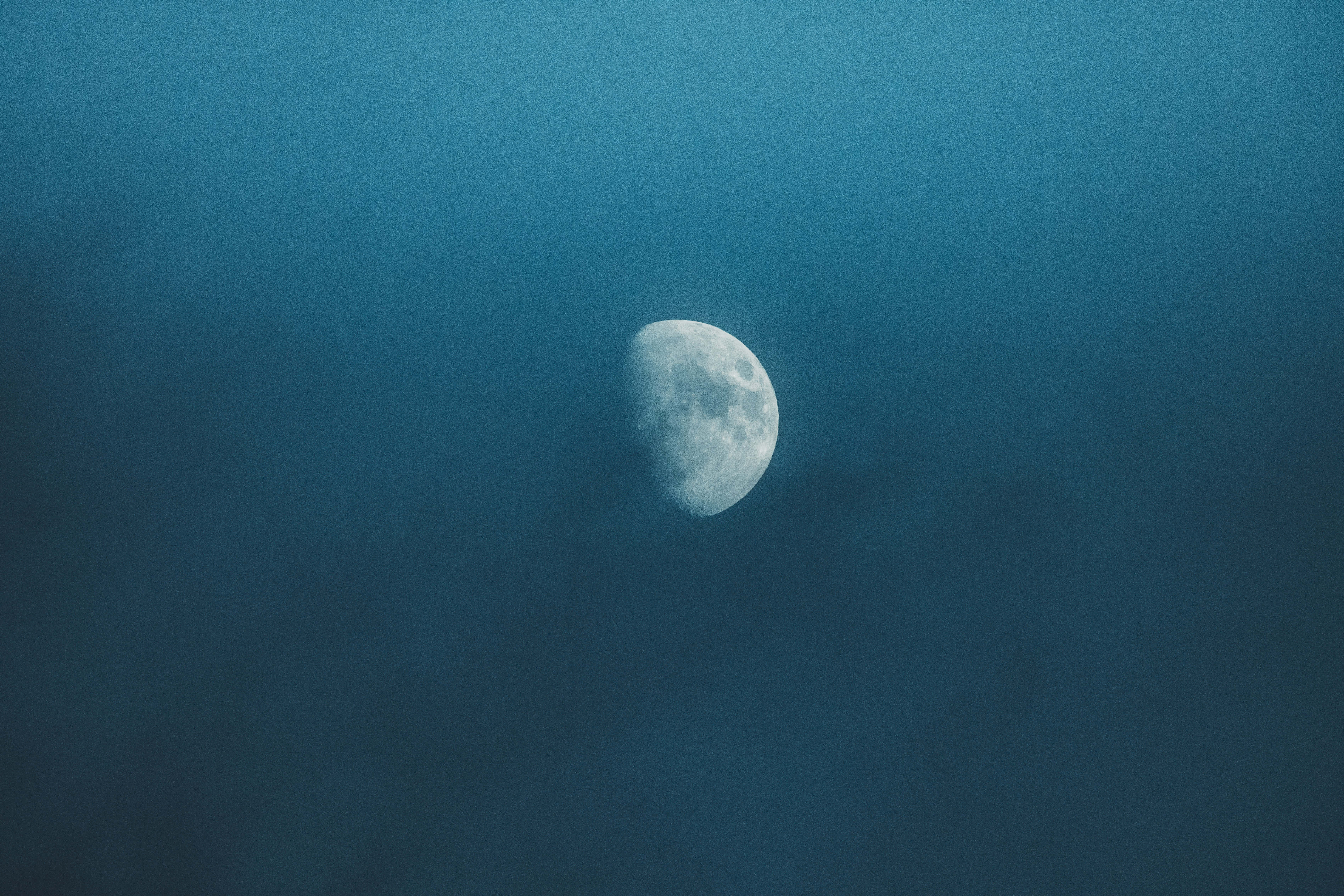烟蓝月亮图片 壁纸