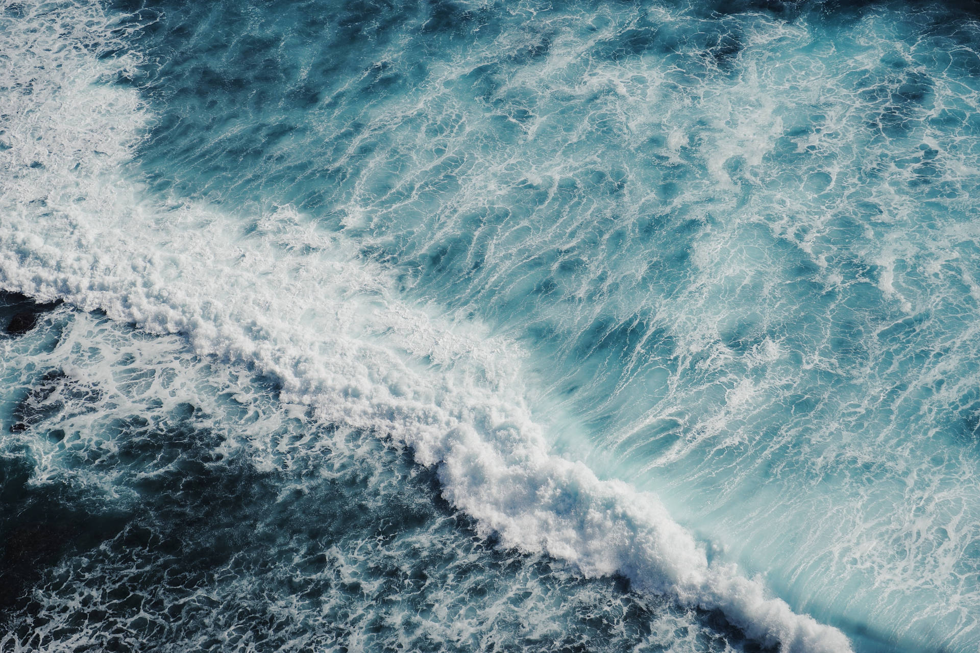蓝色海洋，波浪和海水泡沫，俯视图。