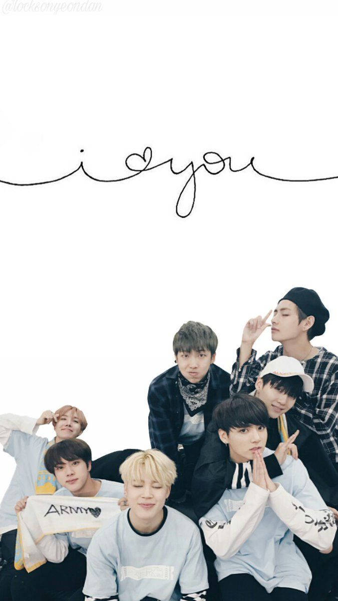 BTS 男团成员 V、Jungkook、Jimin、Suga、Jin、RM 和 J-hope 身着白色休闲服装，背景简约。