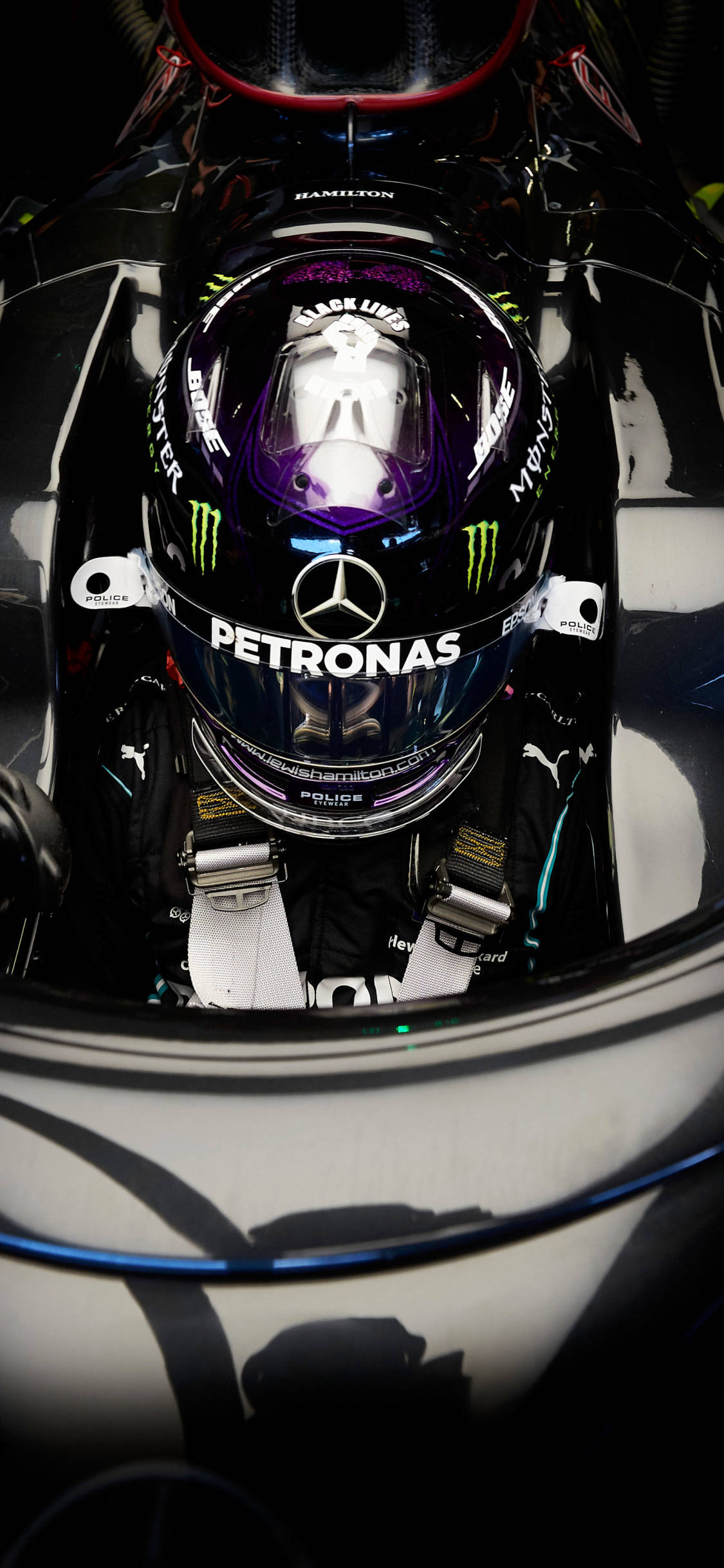用梅赛德斯F1和iPhone提升你的速度！ 壁纸