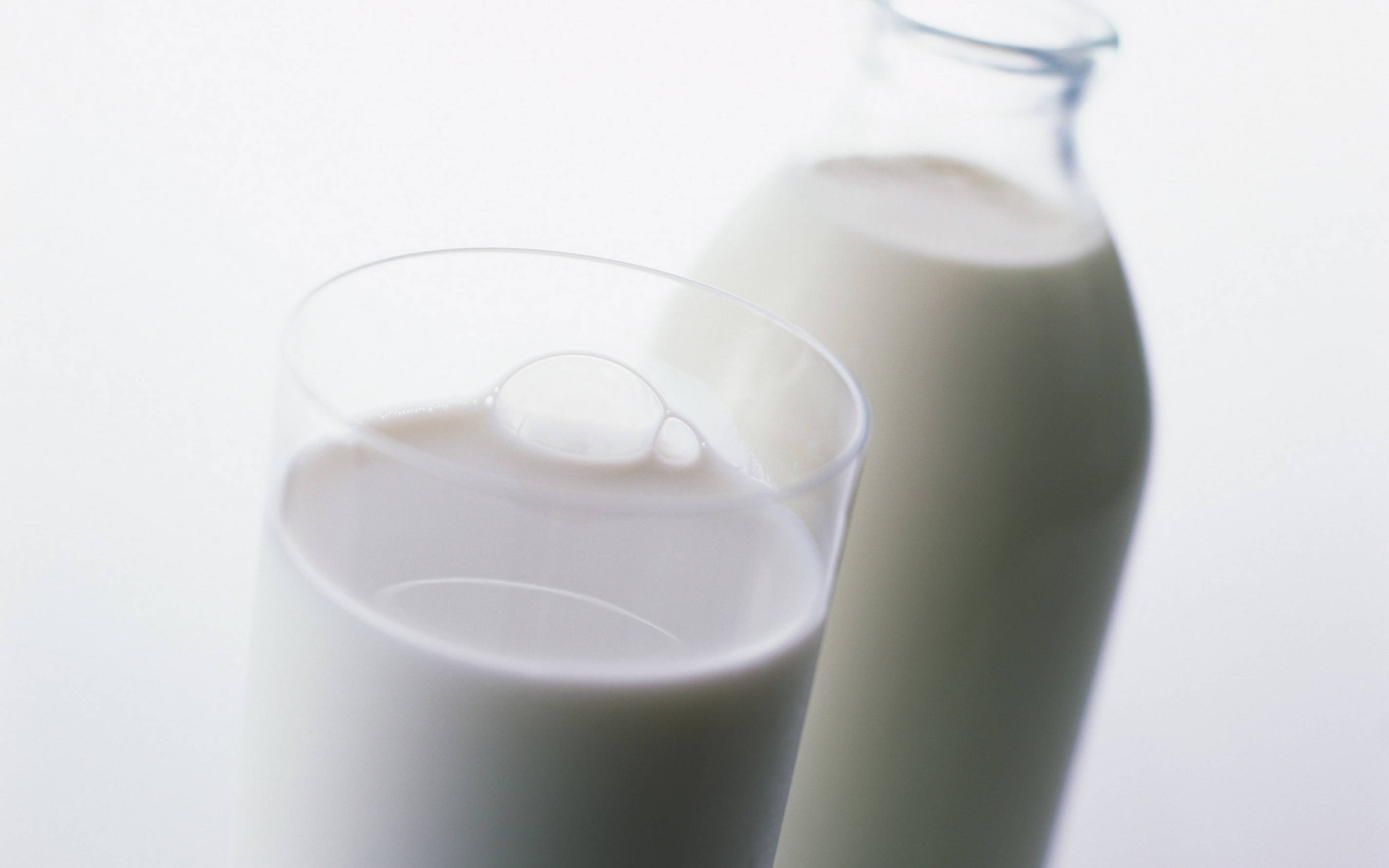 白乳制品玻璃与奶瓶摄影 壁纸