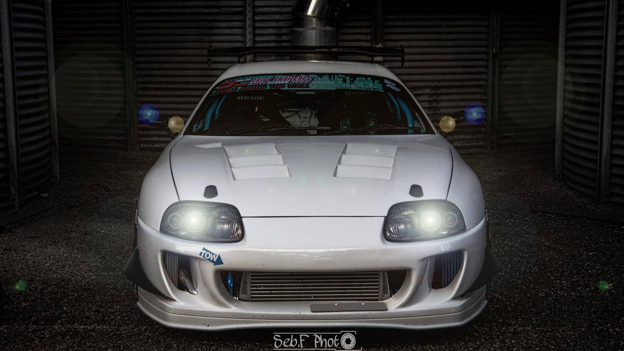 白色1998款丰田Supra Mk4前视角 壁纸