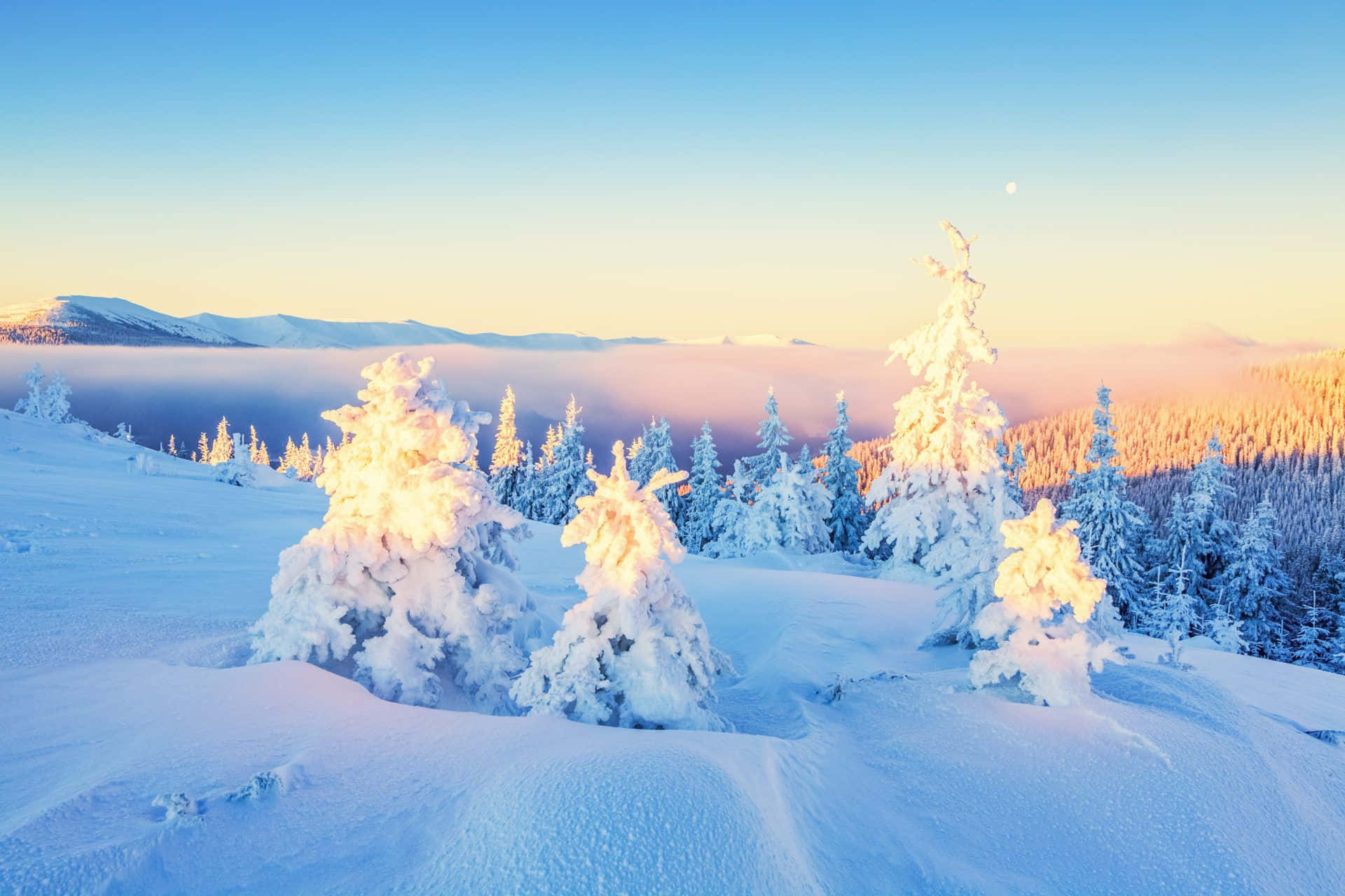 白色山脉冬日仙境背景 壁纸
