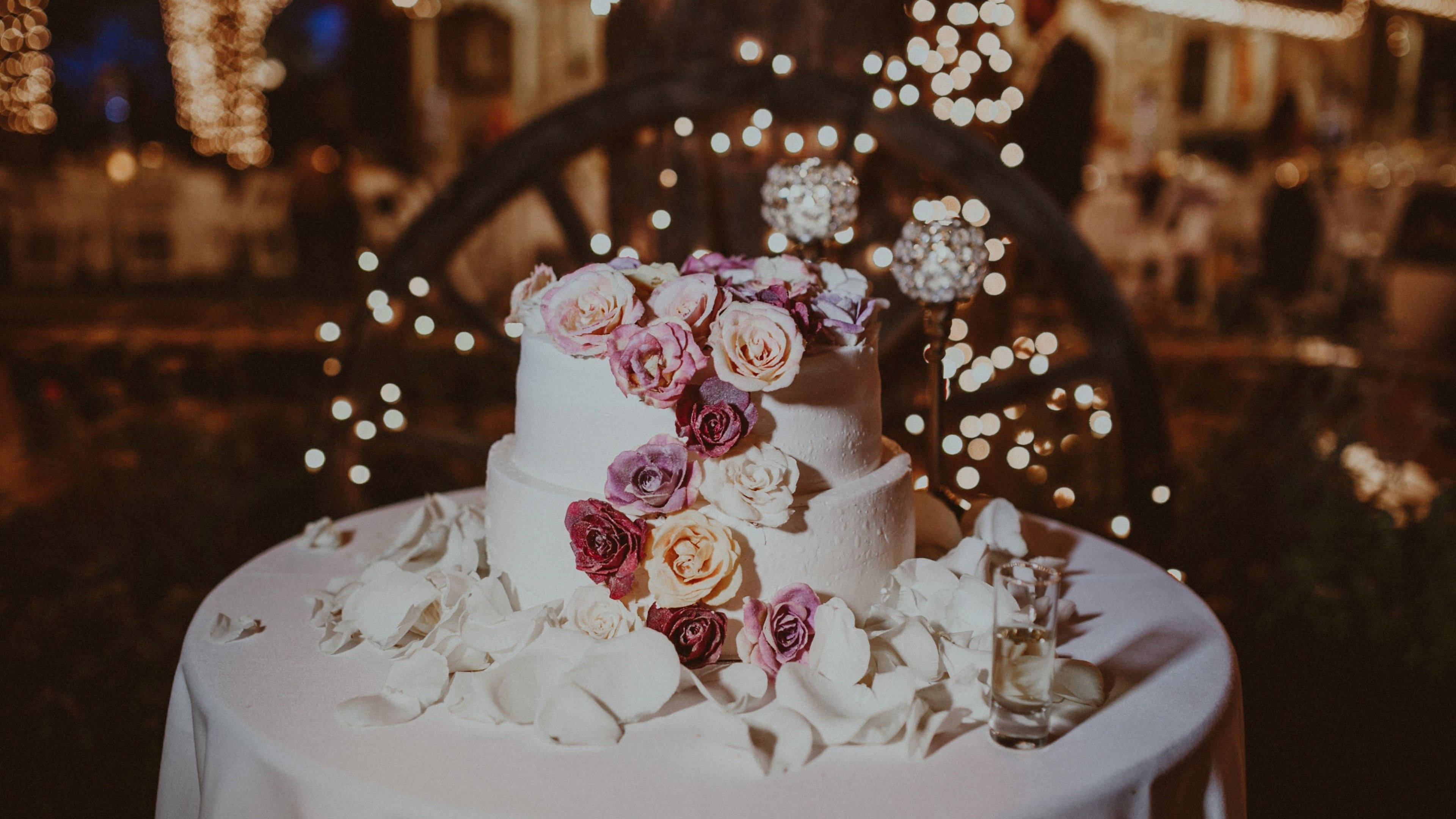 白色玫瑰花瓣婚礼蛋糕 壁纸